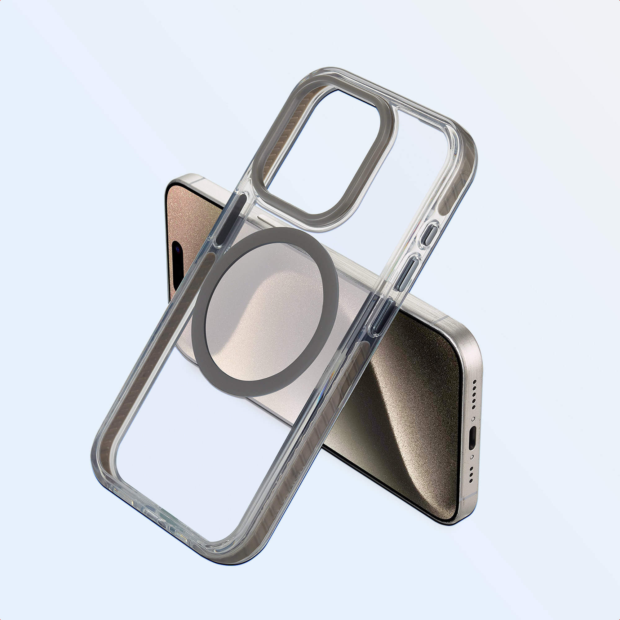 Un téléphone dans un étui transparent. L'étui a un anneau magnétique. Le téléphone est argenté.