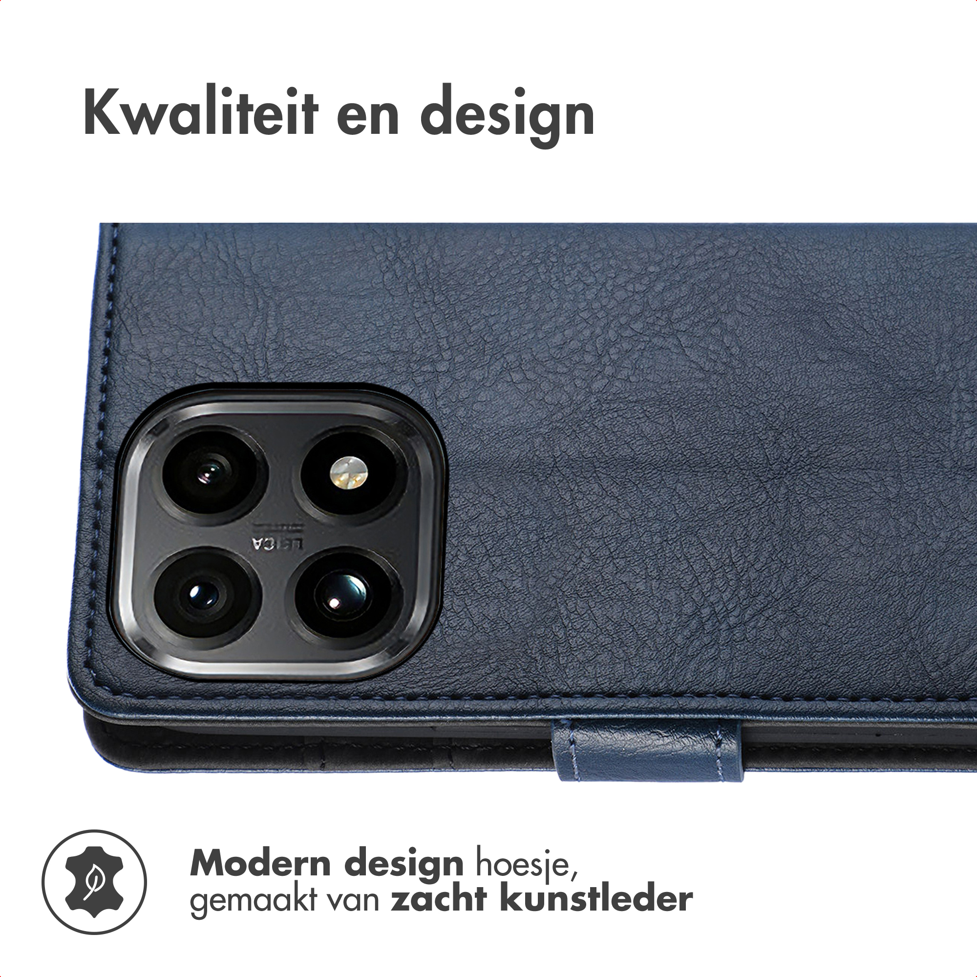 Close-up van een blauwe telefoonhoes met cameramodule. De hoes is van leer en heeft een modern design.