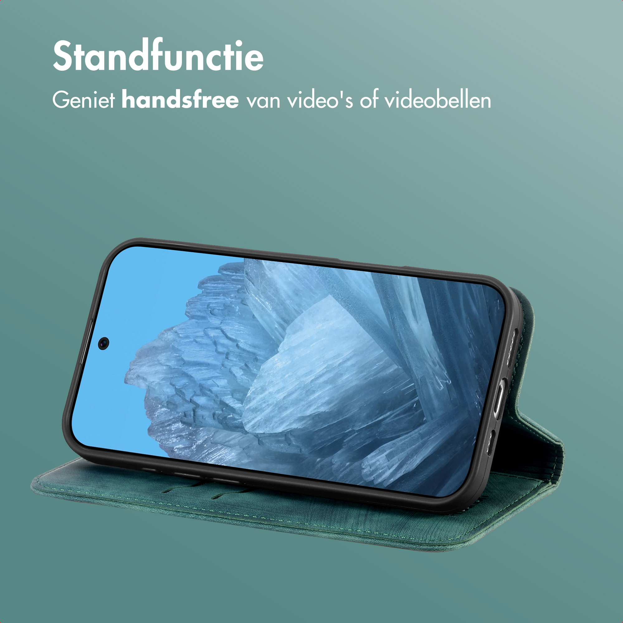 Een telefoon in een groene hoes, rechtop, toont een blauwe abstracte afbeelding.