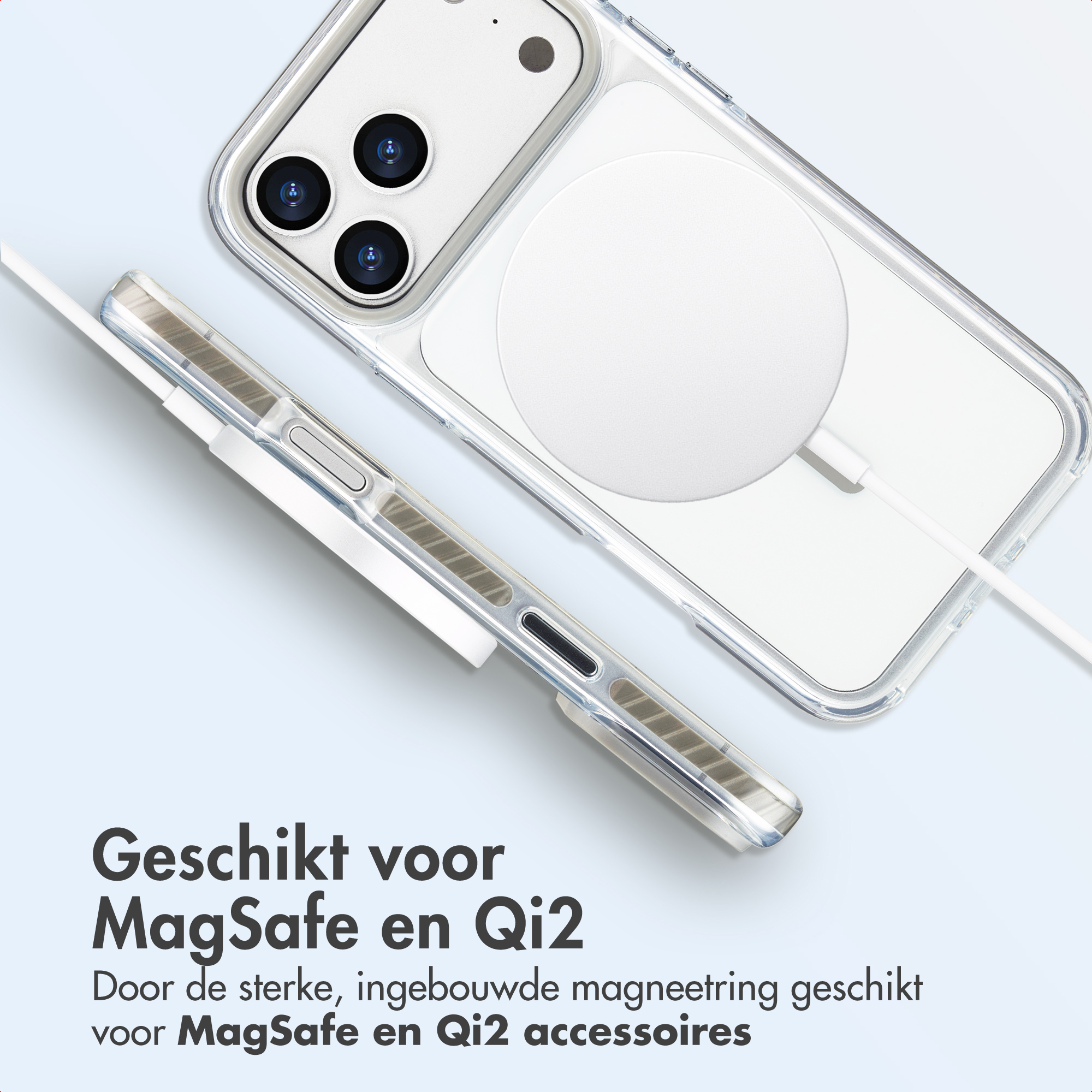 Coque de téléphone transparente avec chargement MagSafe. L'étui est incliné, montrant le téléphone et le chargeur.