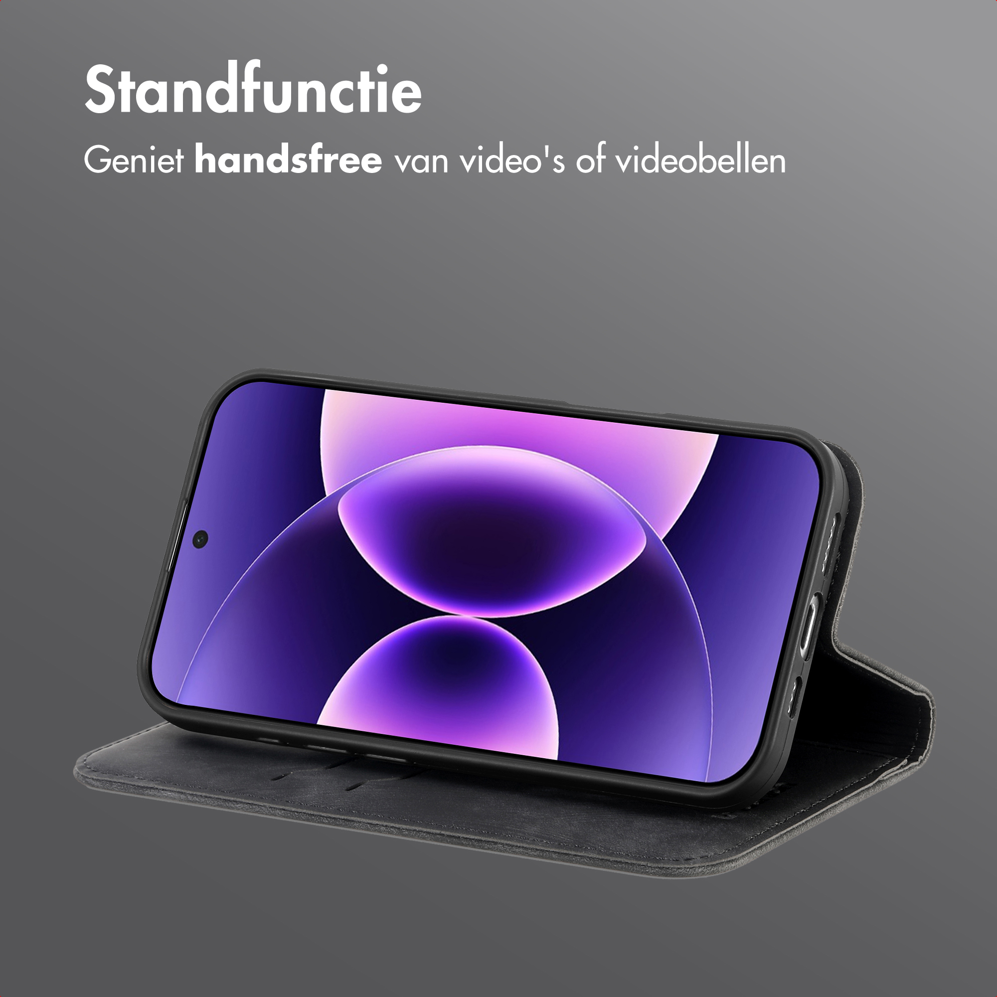 Een telefoon in een zwarte hoes is open en toont een paars getint scherm. De achtergrond is grijs met witte tekst.