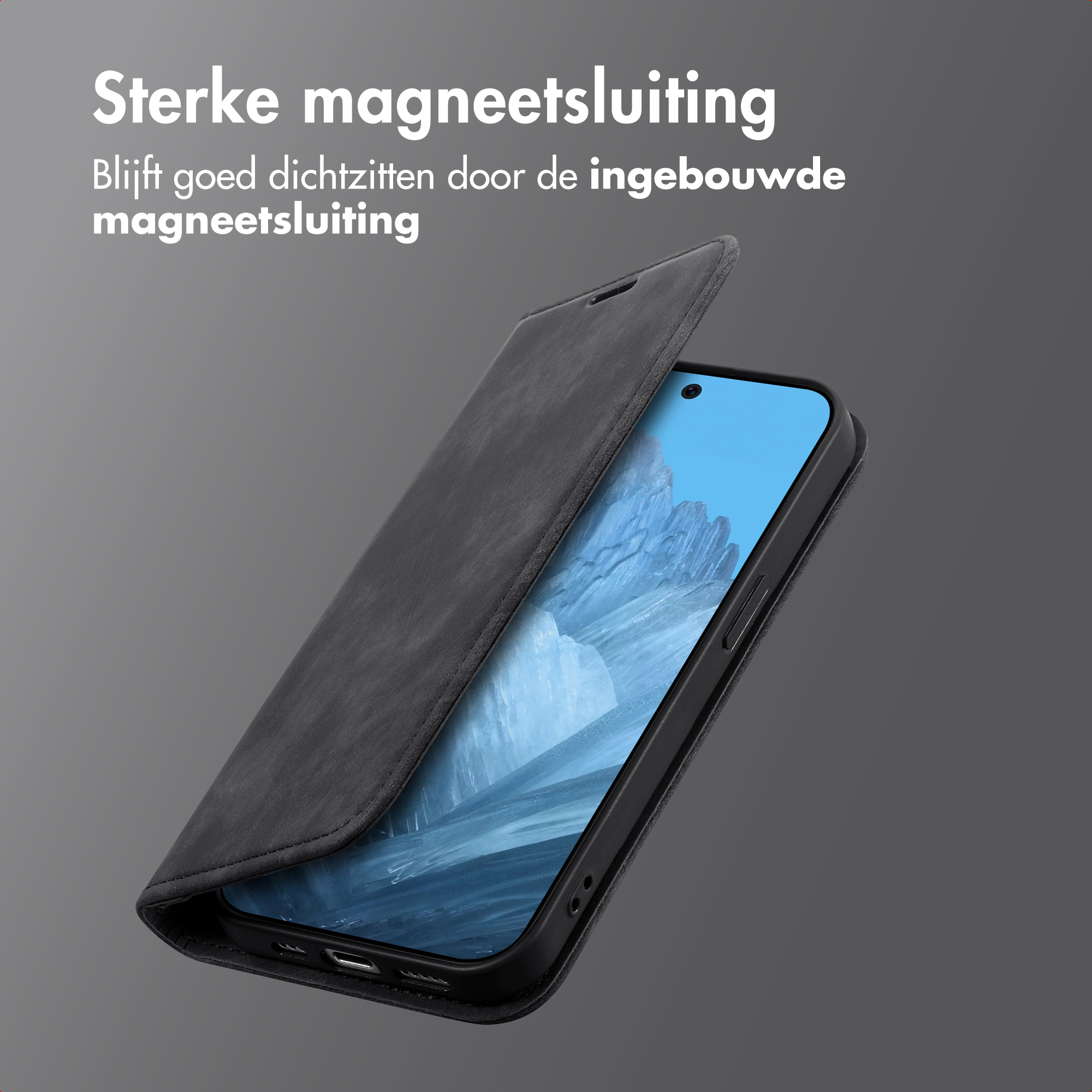 Een telefoon in een zwarte hoes met een open klep. Het telefoonscherm is zichtbaar en toont een blauwe achtergrond.