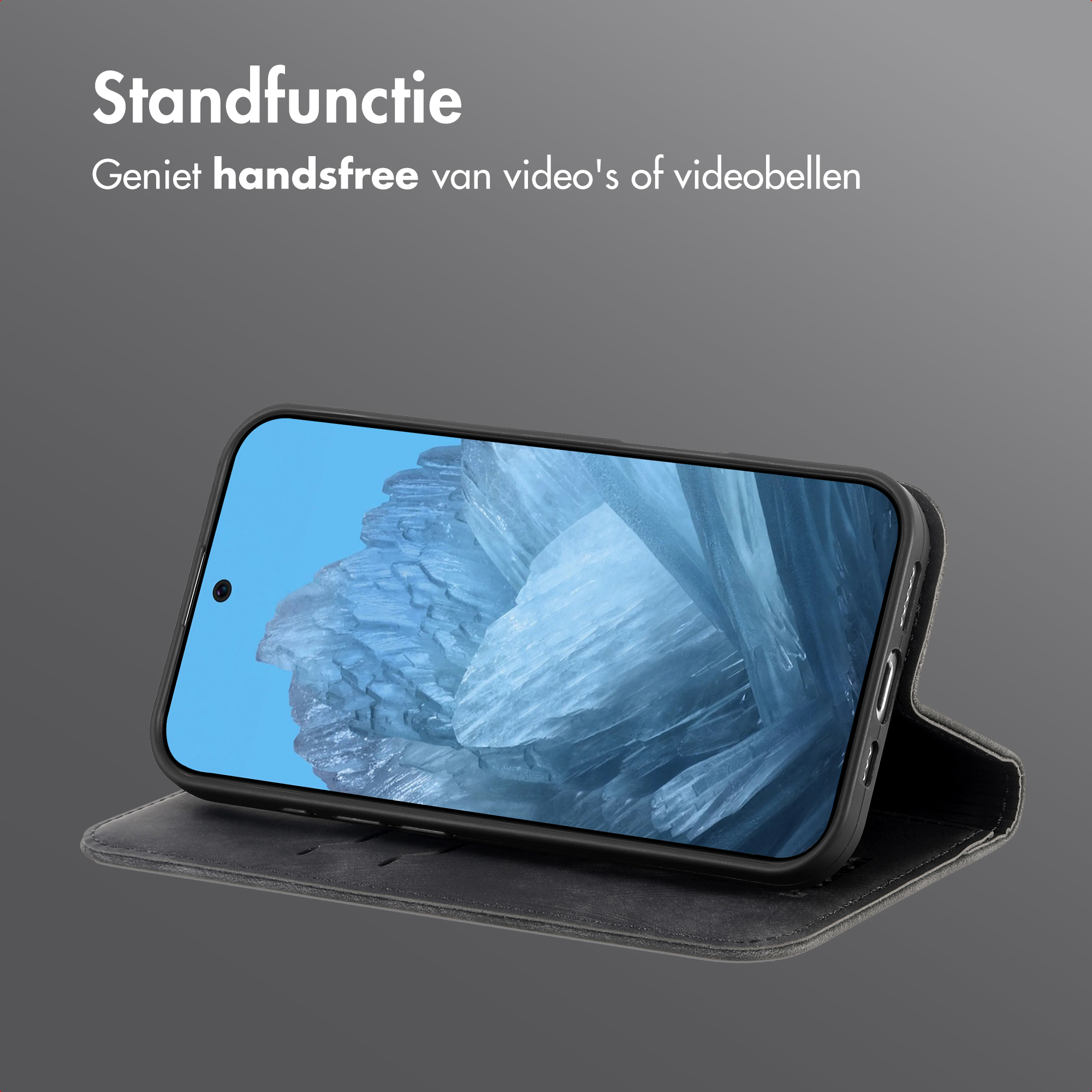 Een telefoon in een zwarte hoes is open, met een blauwe afbeelding. De achtergrond is grijs.