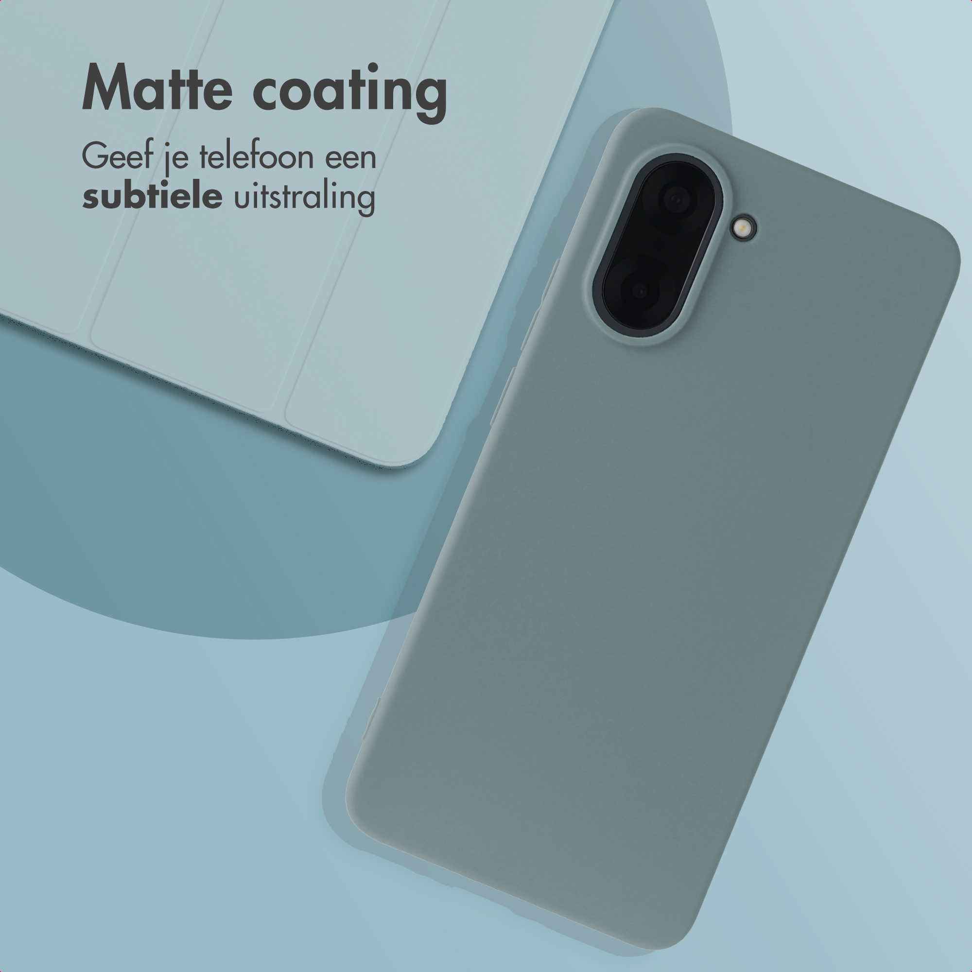 Een telefoonhoesje en een laptop op een blauwe achtergrond. De hoes is blauwgroen.
