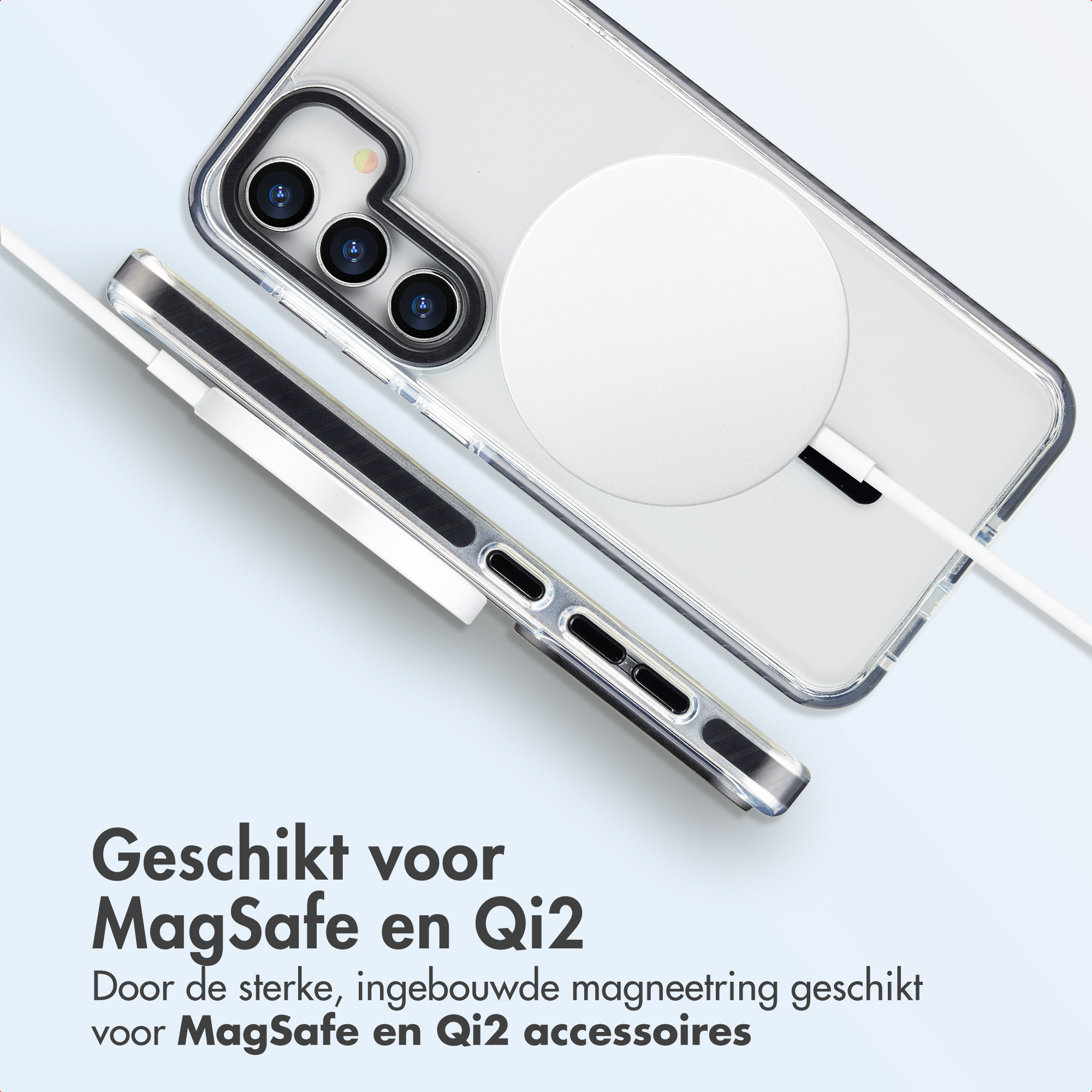 Un telefono in una custodia trasparente con un disco di ricarica bianco è mostrato. Il testo dice 'Adatto per MagSafe e Qi2'.