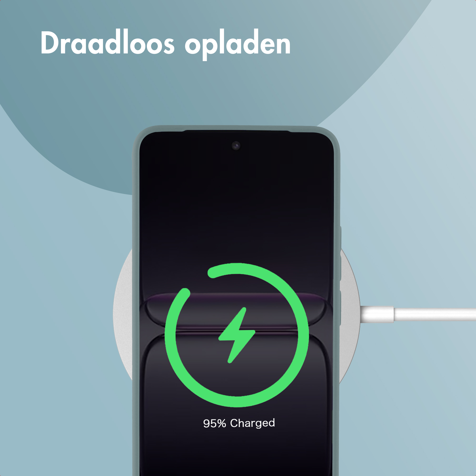 Telefono in carica wireless, 95% caricato. Fulmine e anello verdi. Caricabatterie bianco e sfondo azzurro.