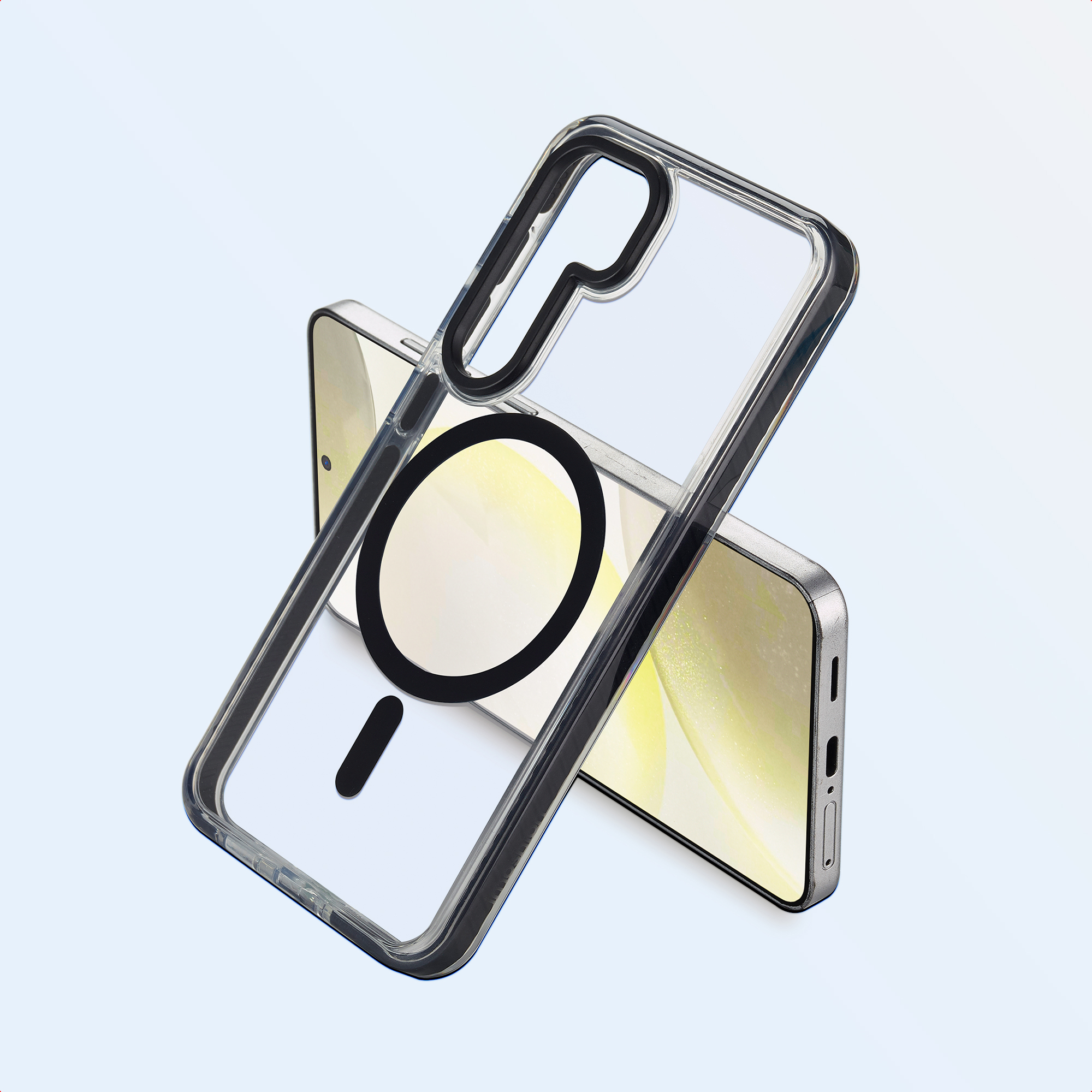 Una custodia trasparente per telefono con anello magnetico nero poggia su uno smartphone argentato. Lo sfondo è azzurro.