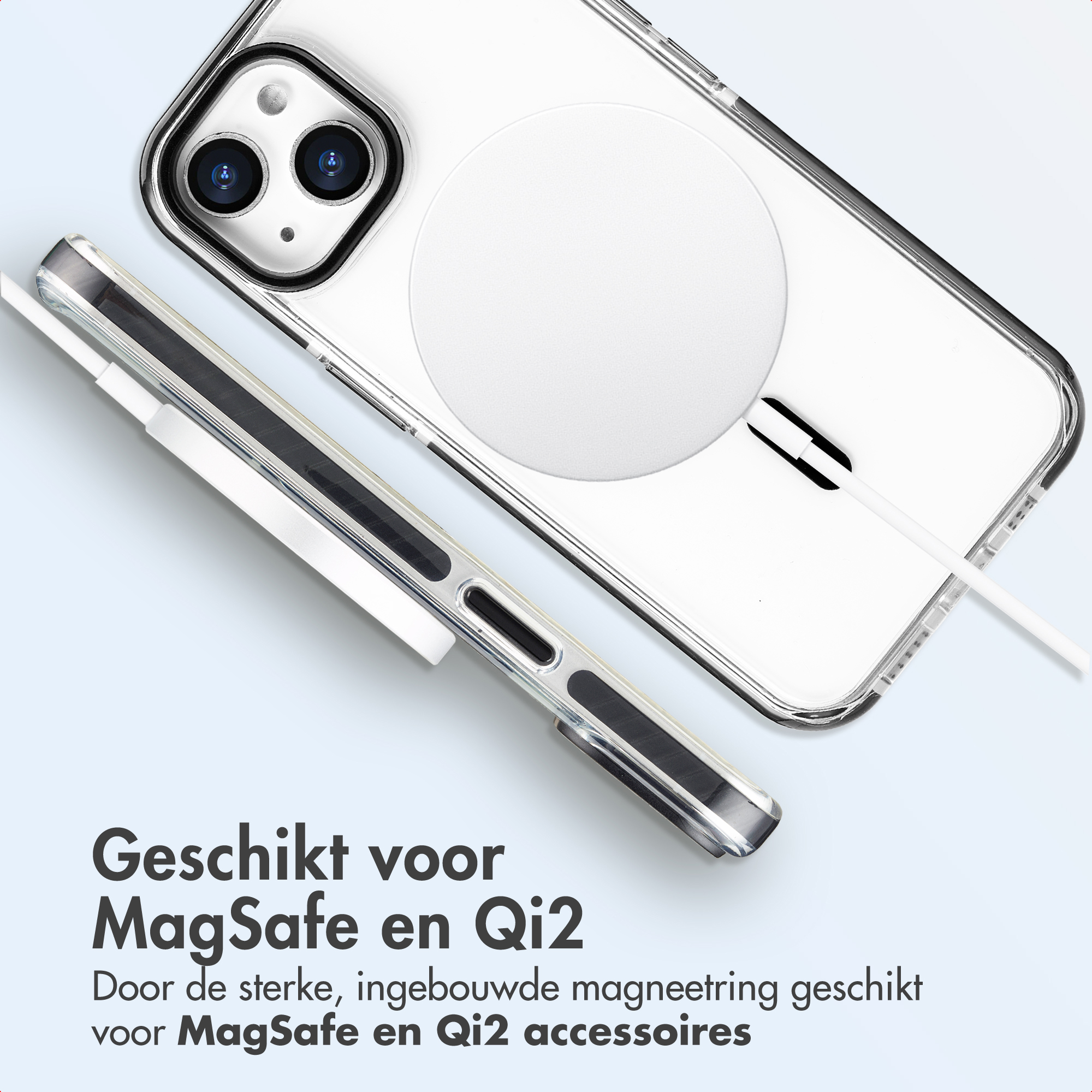 Transparante telefoonhoes op witte ondergrond met tekst. Met MagSafe-compatibiliteit en oplaadkabel.