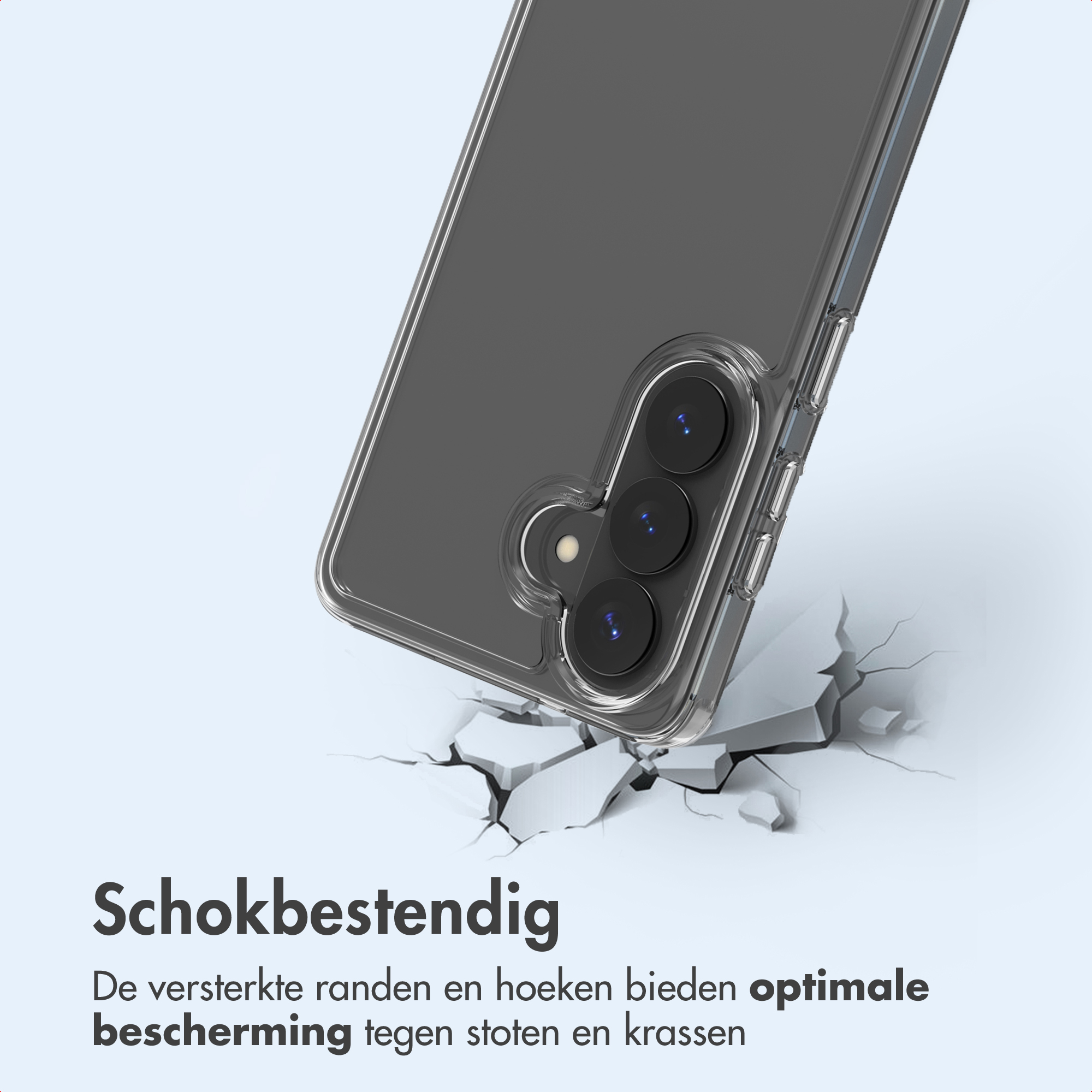 Una custodia trasparente per telefono è mostrata, angolata, con lenti della fotocamera visibili. Lo sfondo è una superficie incrinata con testo.