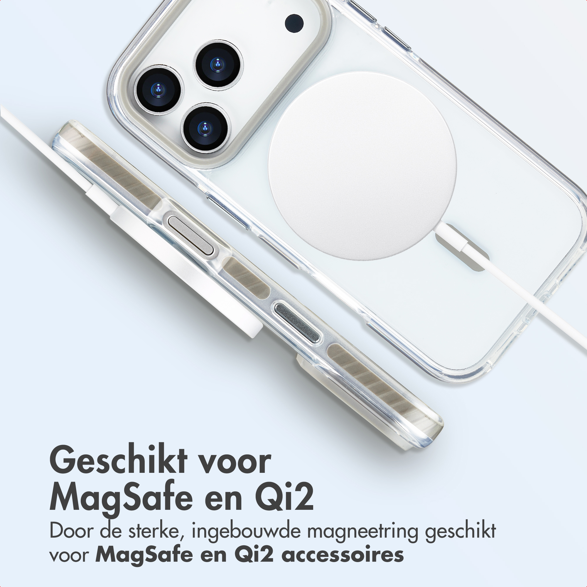 Une coque de téléphone transparente avec un anneau MagSafe. Un câble blanc est branché sur la coque. Texte en bas : 'MagSafe & Qi2'.