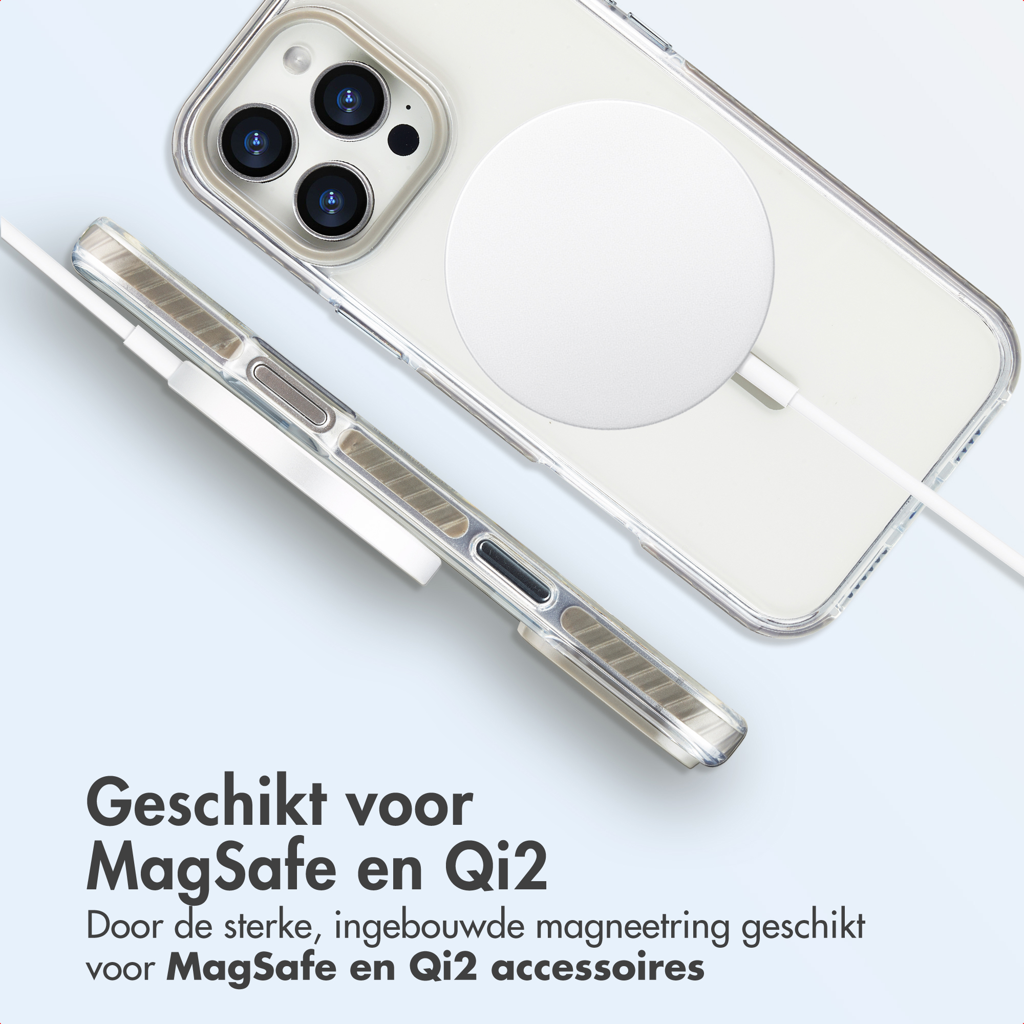 Een telefoon in een doorzichtige hoes met een witte MagSafe-oplader. Tekst onderaan luidt 'MagSafe en Qi2'.