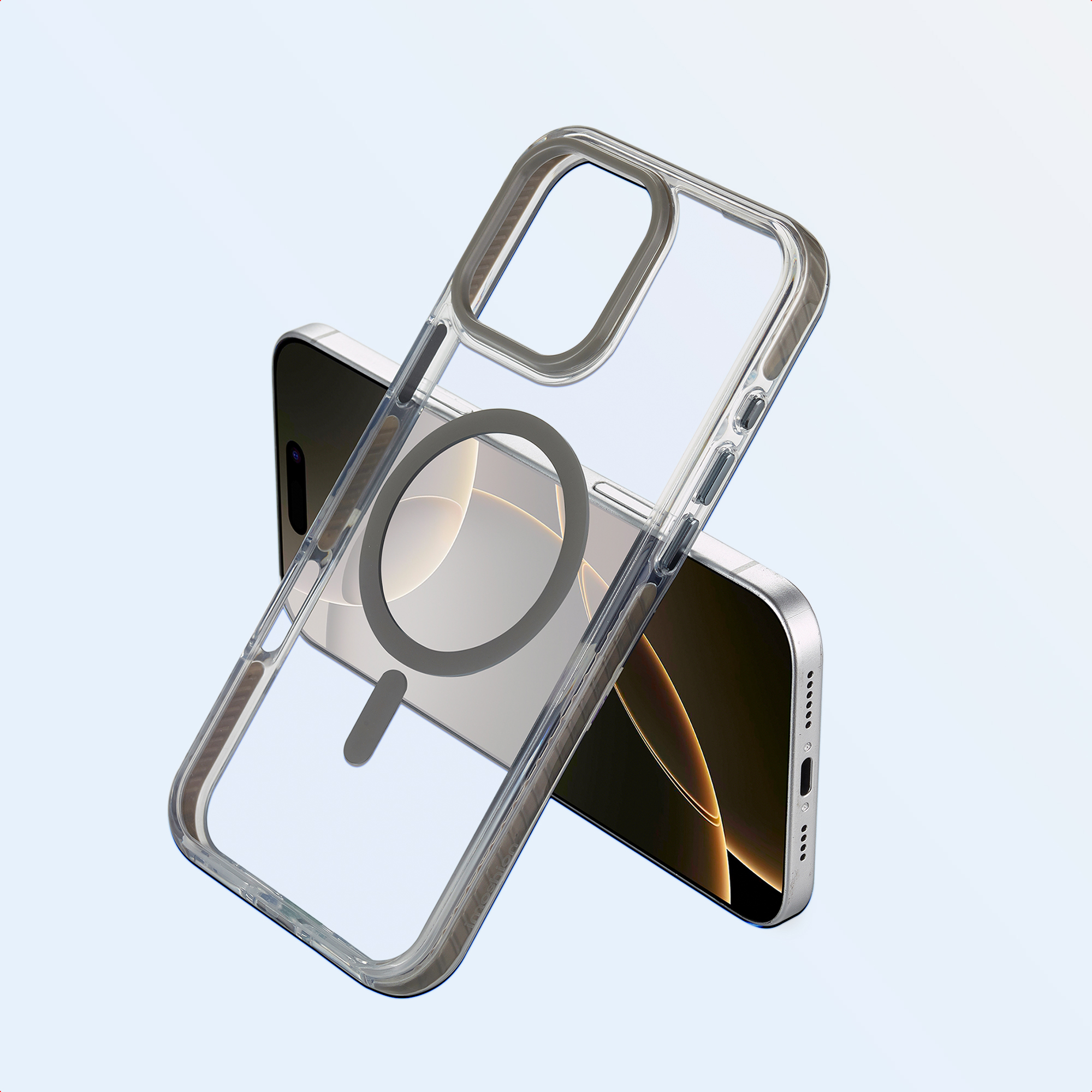 Transparante telefoonhoes en zilveren telefoon met zwart scherm. Hoes heeft MagSafe ring. Lichtblauwe achtergrond.