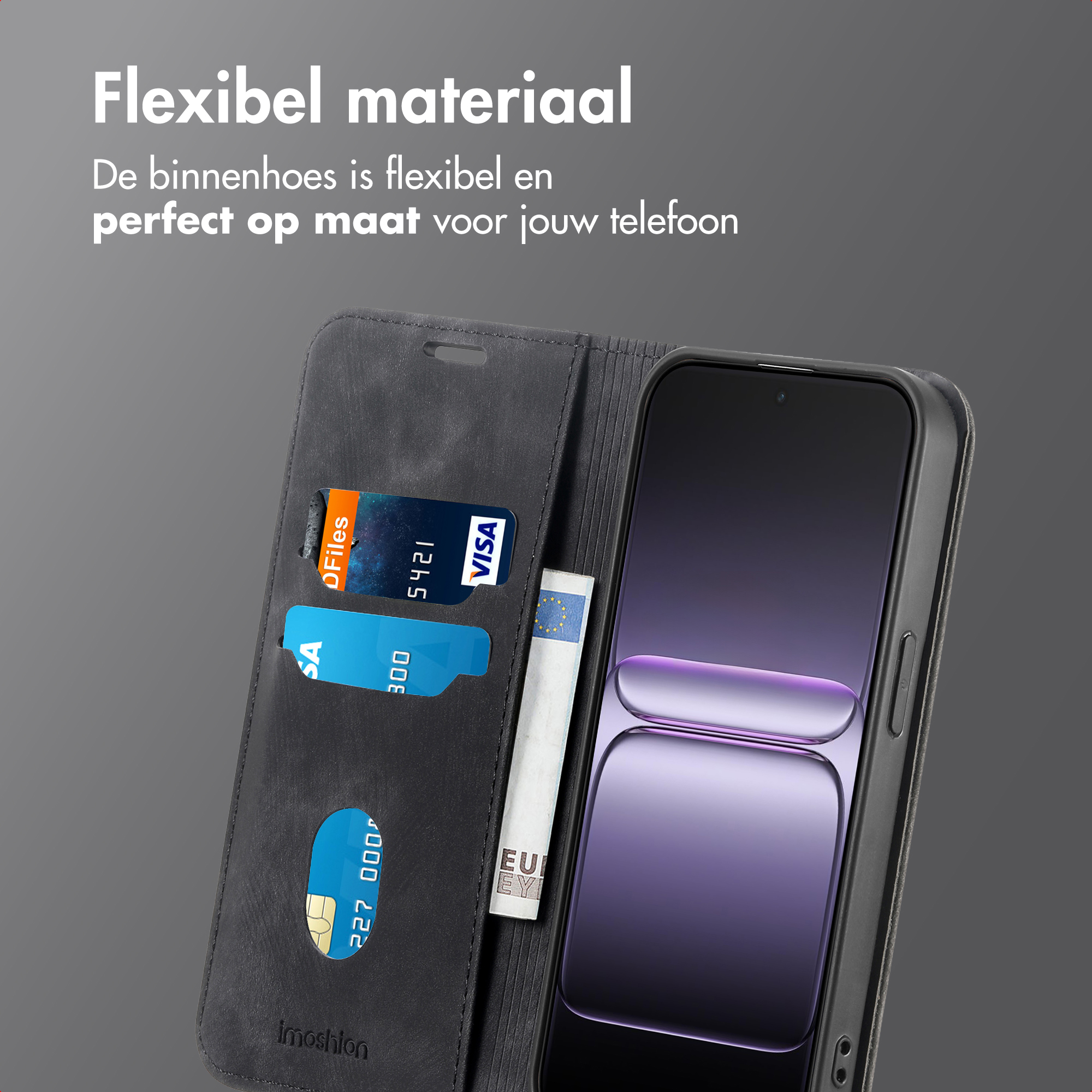Téléphone dans un étui noir avec fentes pour cartes. Cartes et billet en euros visibles. Fond gris. Texte : Flexibel materiaal.
