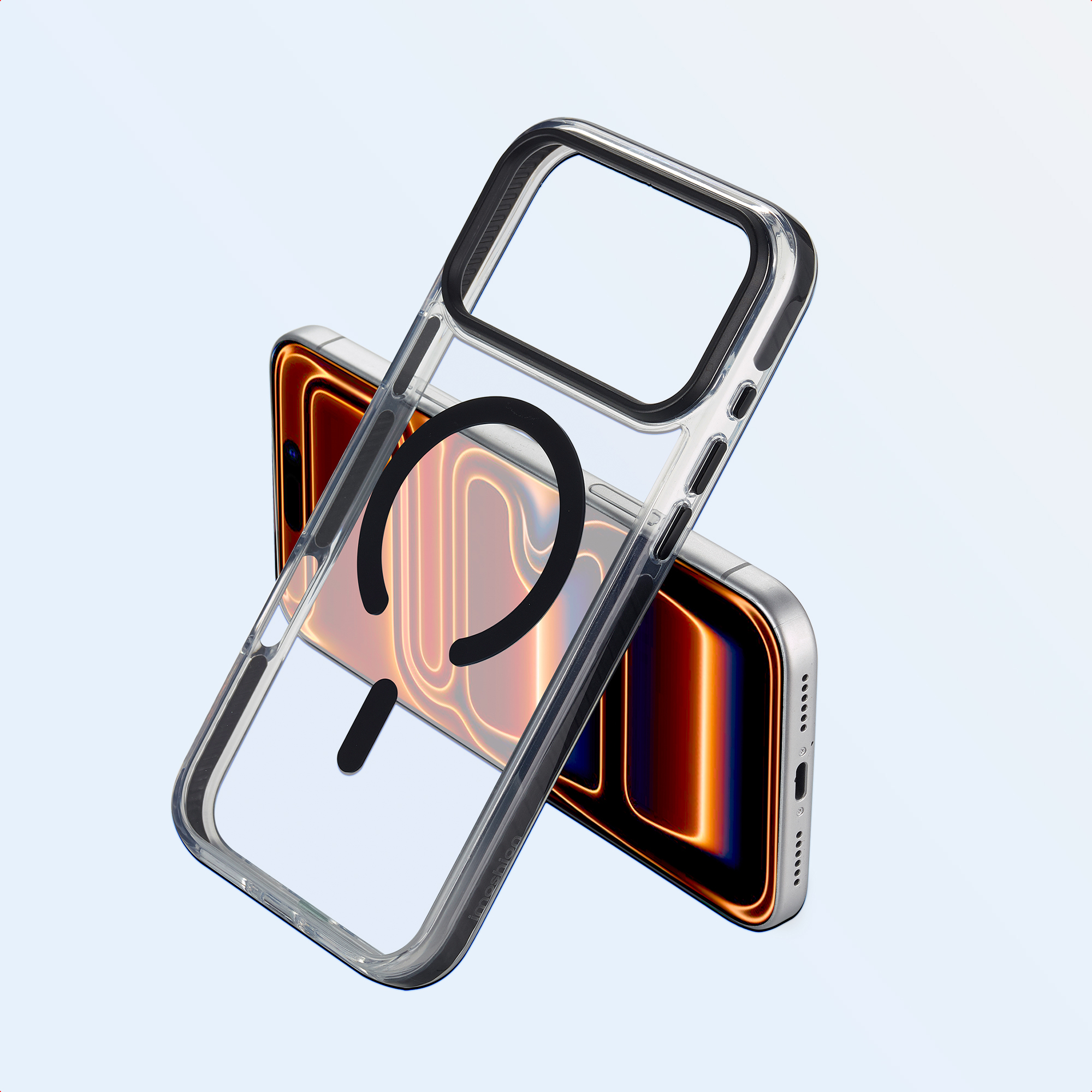 Une coque de téléphone transparente avec un anneau noir et un iPhone avec écran orange et noir sont montrés.