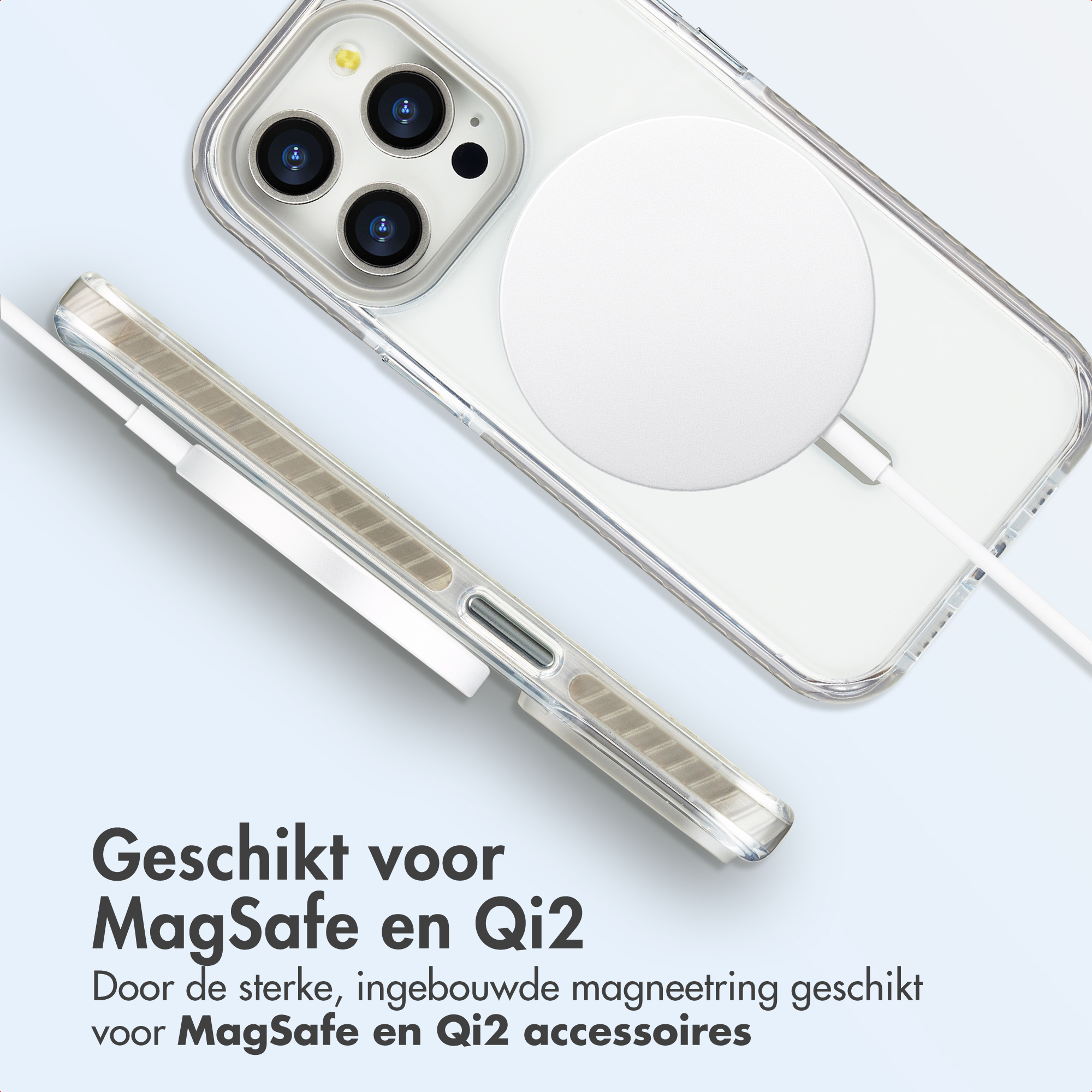 Una custodia trasparente per telefono con caricatore MagSafe collegato. Il testo dice: Adatto per MagSafe e Qi2.