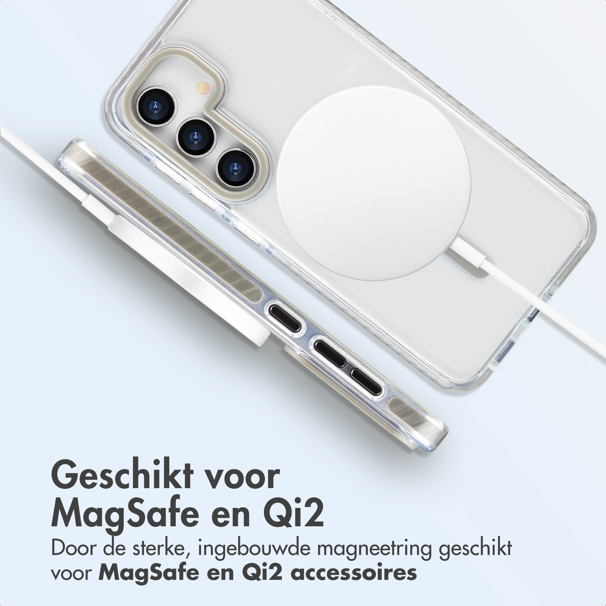 Un telefono in una custodia trasparente con un caricatore MagSafe bianco. Testo: 'MagSafe e Qi2'. Sfondo blu.