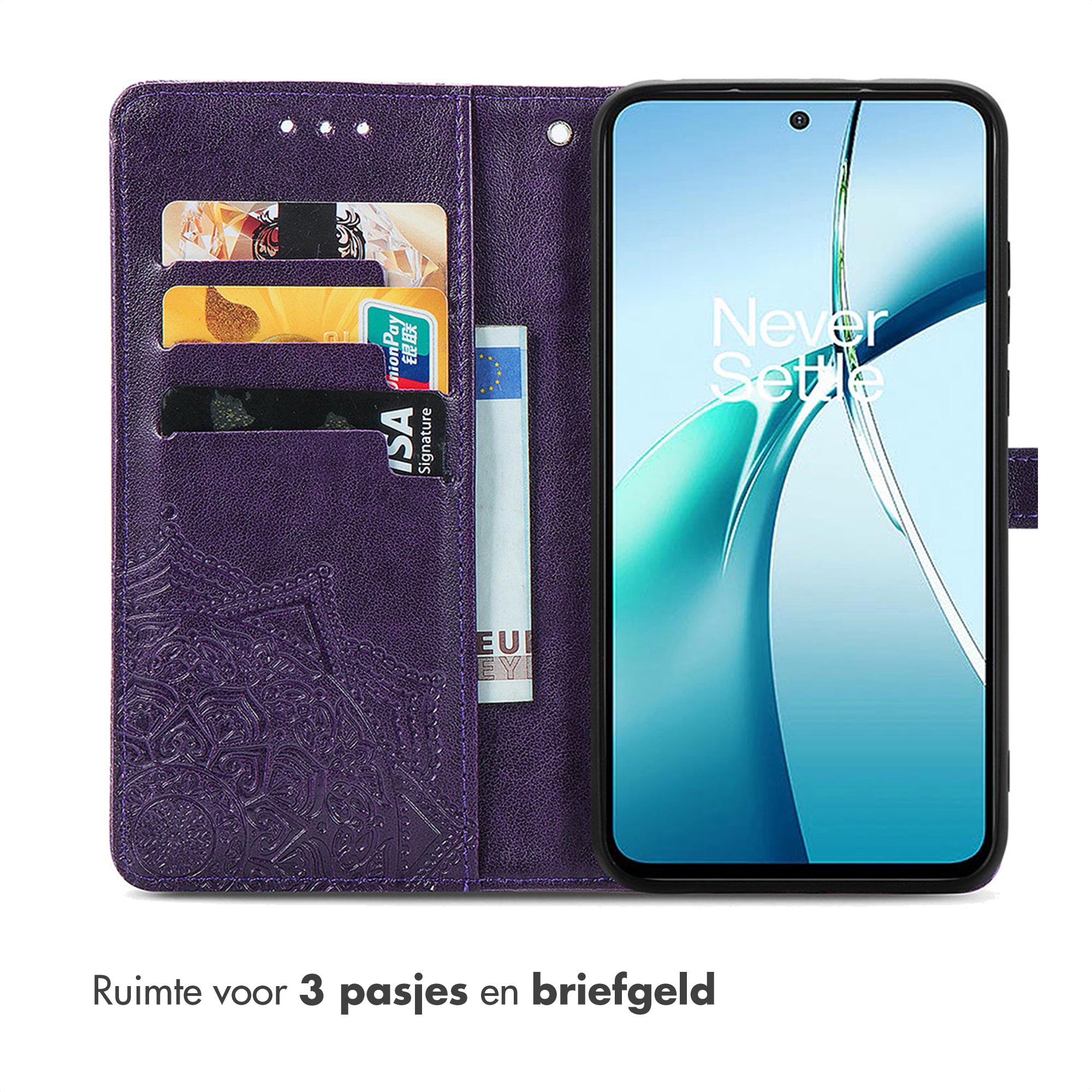 Étui de téléphone violet avec fentes pour cartes et argent. Un téléphone avec "Never Settle" est visible.