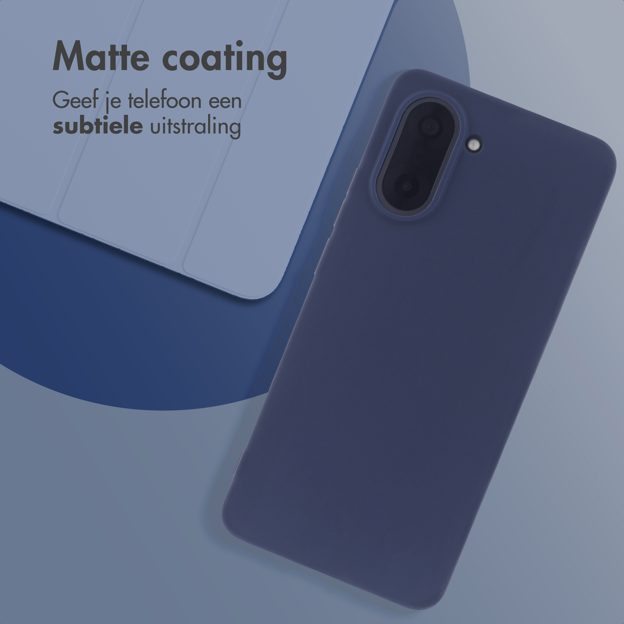 Een marineblauwe telefoonhoes met matte afwerking ligt op een blauw oppervlak. Tekst: Matte coating, geef je telefoon een subtiele uitstraling.