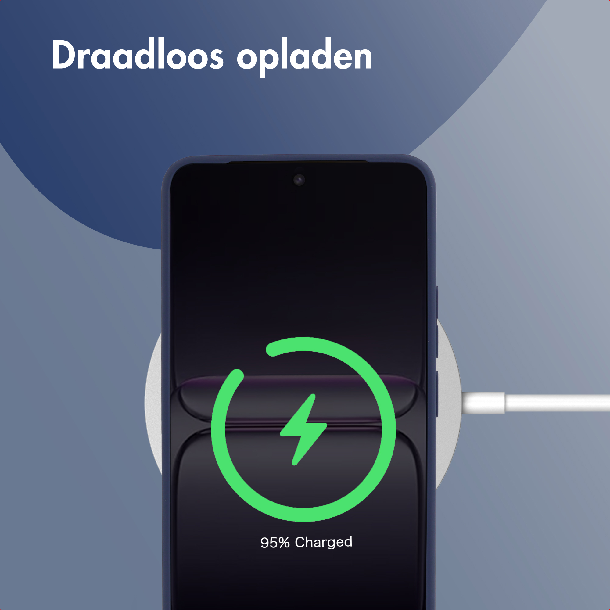 Een telefoon wordt draadloos opgeladen. Een groene bliksem geeft 95% opladen aan. De achtergrond is blauw en grijs.