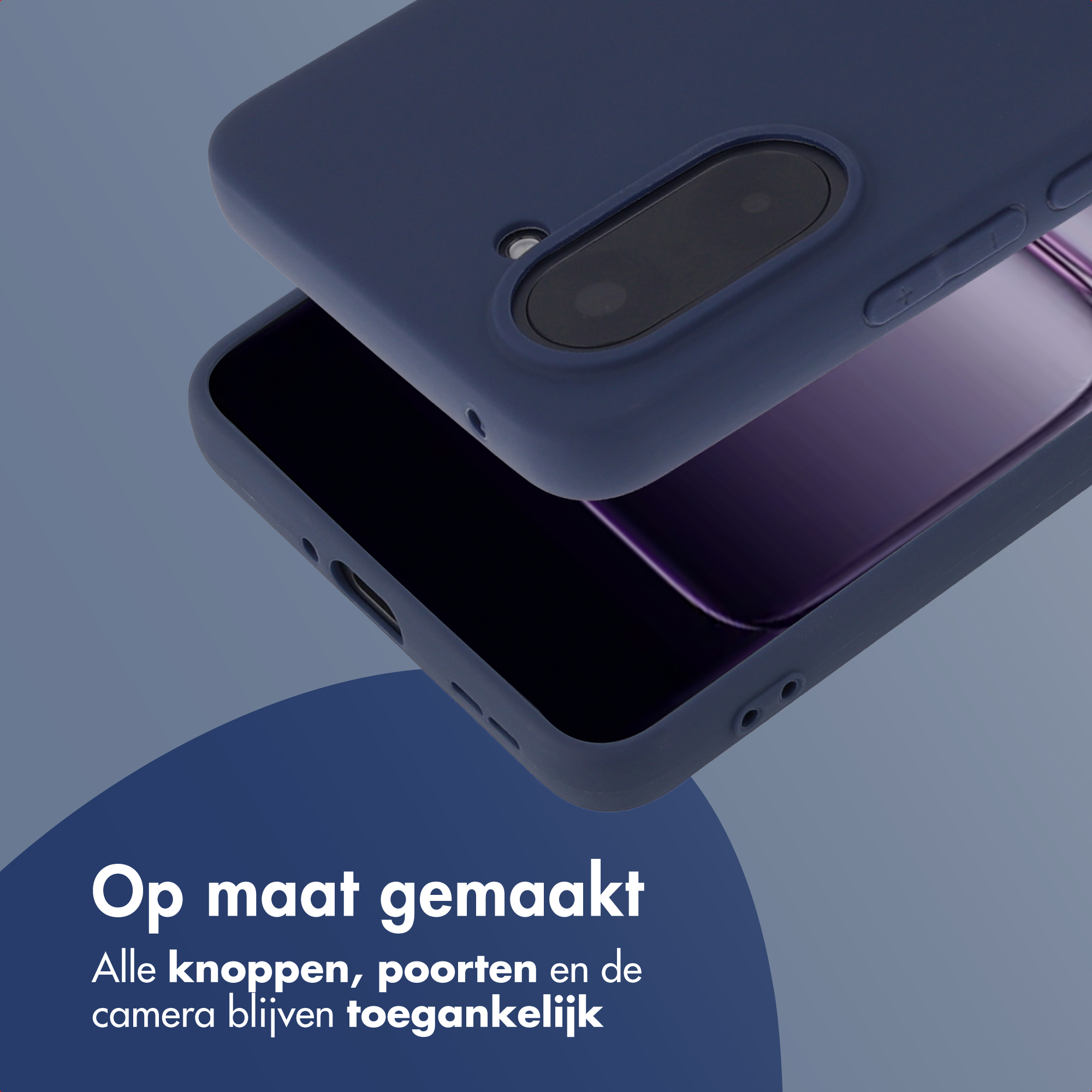 Een marineblauwe telefoonhoes ligt boven een andere, met camera en knoppen. De tekst eronder luidt: 'Op maat gemaakt'.