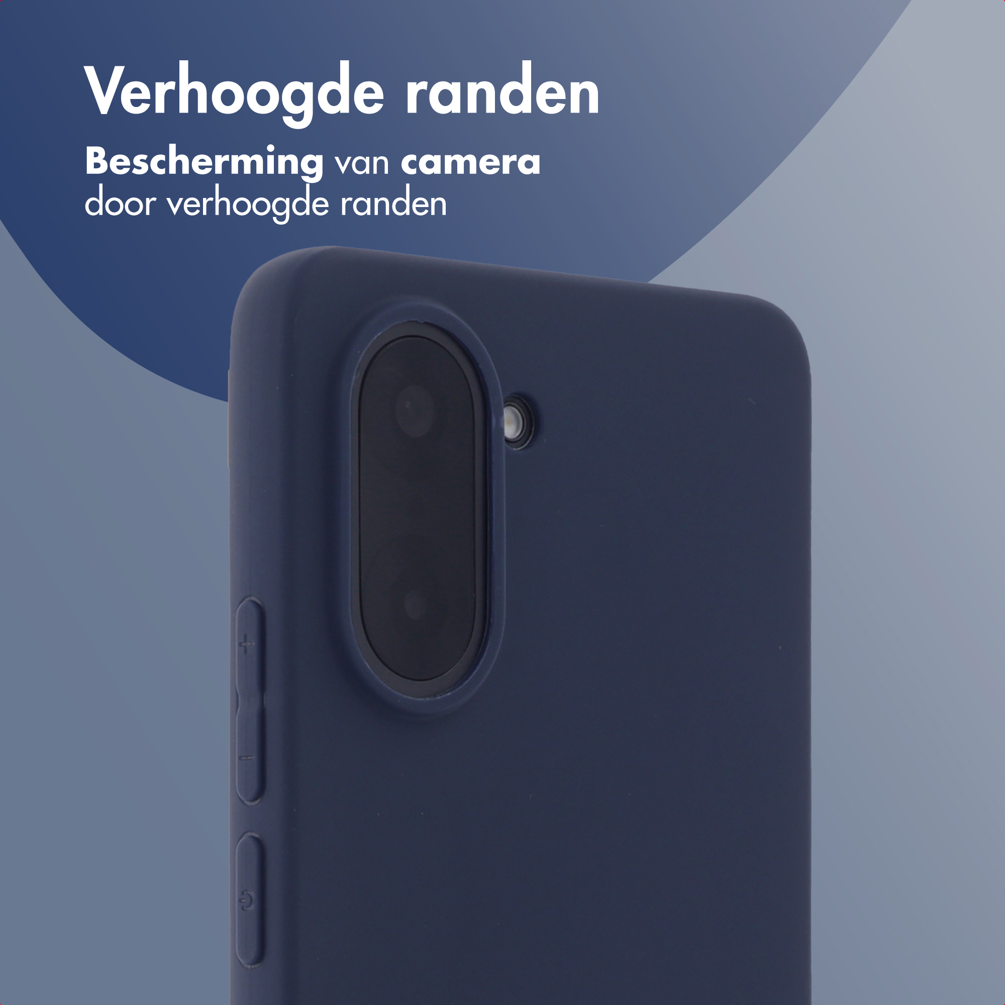 Een marineblauwe telefoonhoes met camera-uitsparing. Tekst is 'Verhoogde randen'. Achtergrond is blauw.