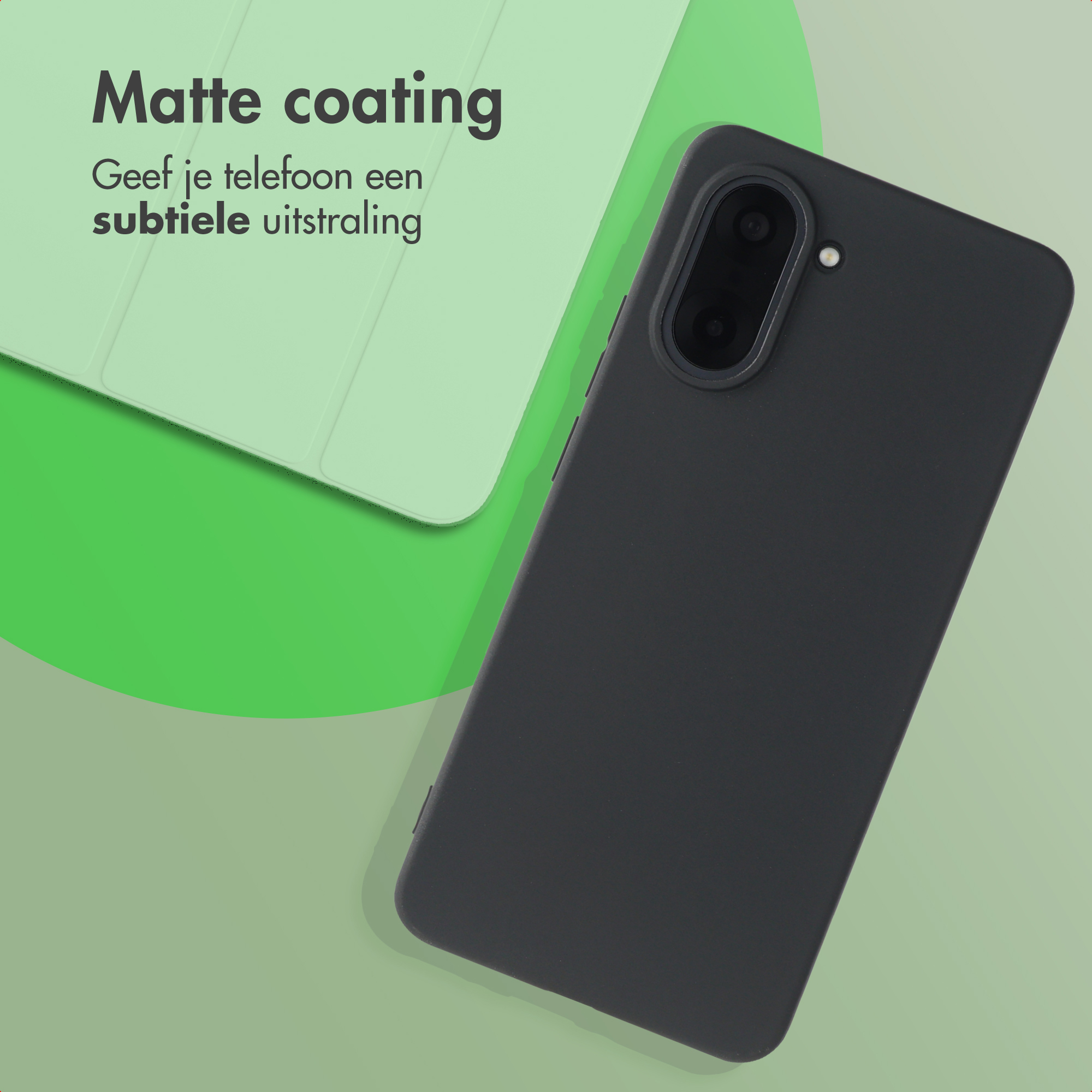 Zwarte telefoonhoes op groene achtergrond. Tekst luidt 'Matte coating' en 'Geef je telefoon een subtiele uitstraling'.