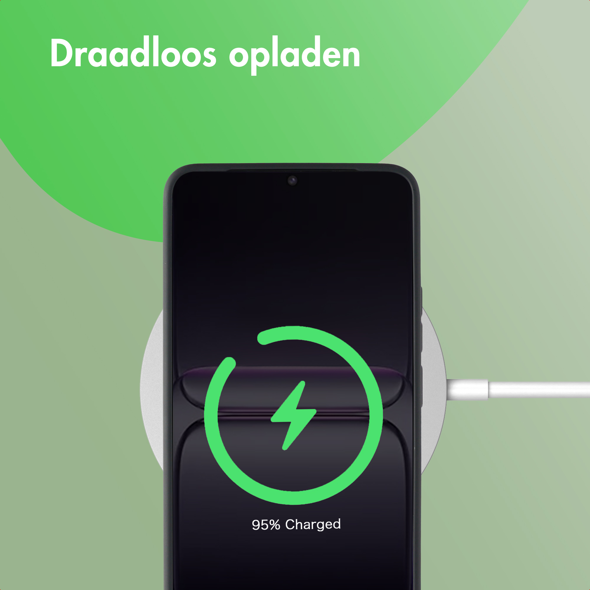 Telefoon draadloos opladen, 95% opgeladen. Groen logo met bliksem. Witte kabel is aangesloten.