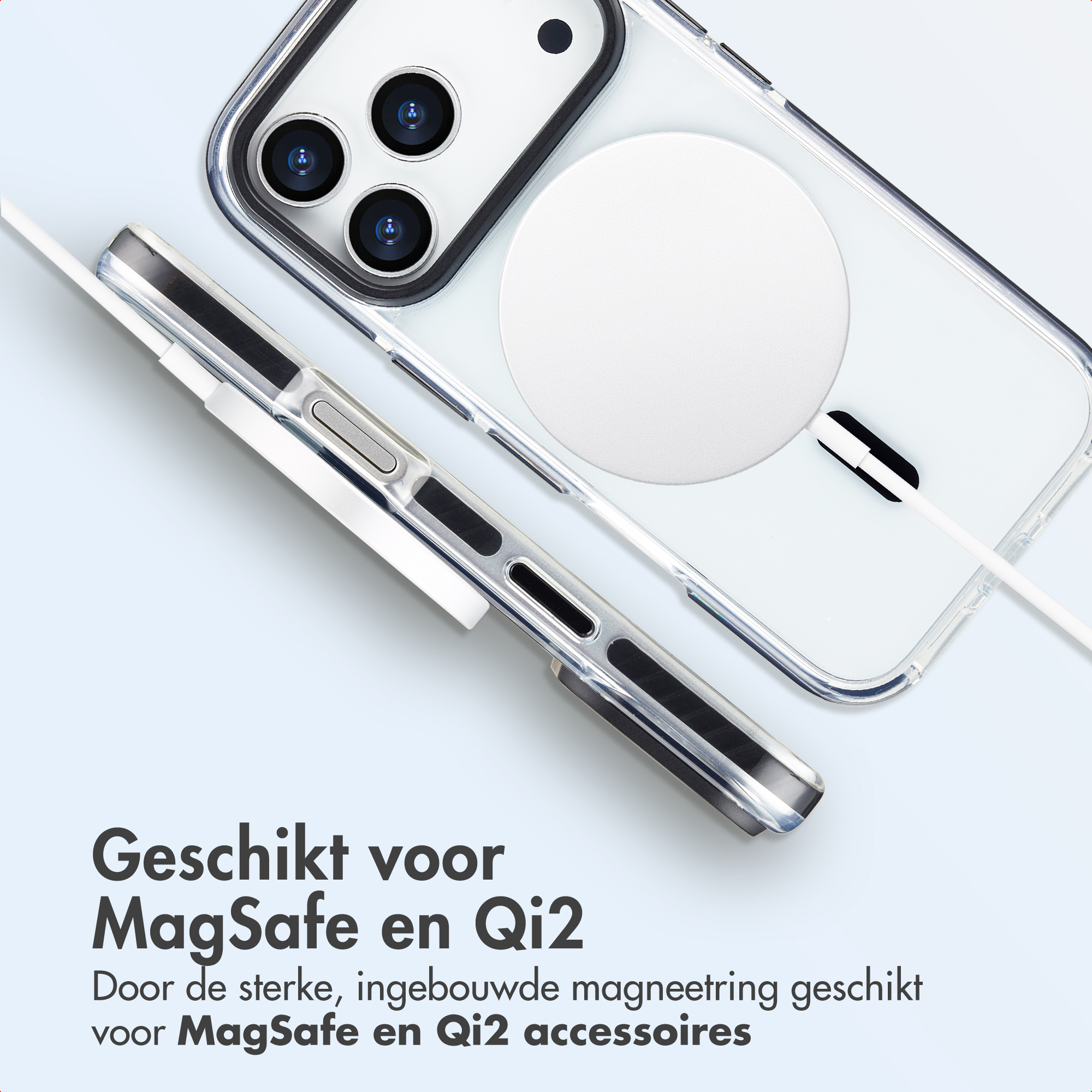 Een telefoon in een doorzichtige hoes met een witte MagSafe-oplader. De telefoon is wit met zwarte cameralenzen.