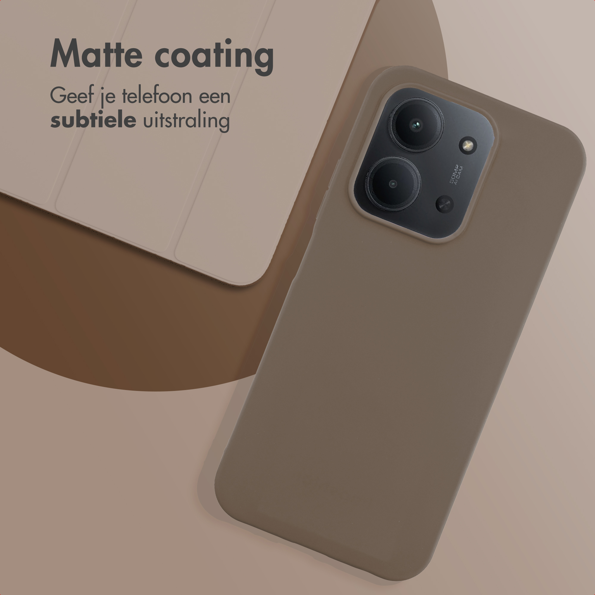 Een telefoonhoesje met een cameramodule. De hoes is bruin, met een matte afwerking. Tekst: Matte coating, subtiele look.