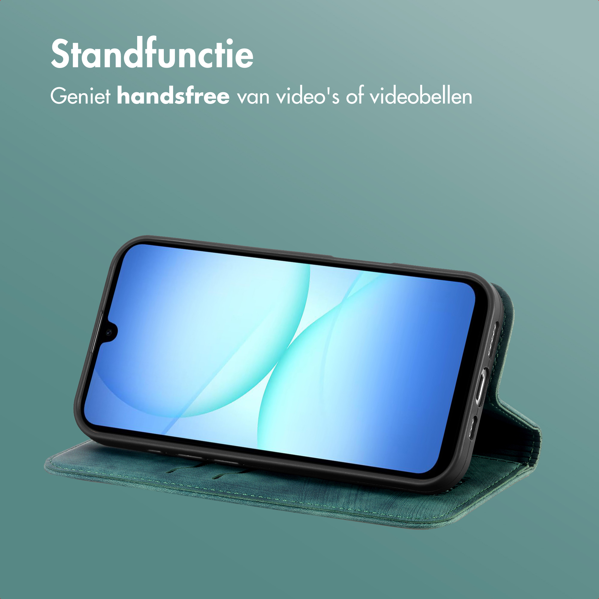 Un telefono in una custodia verde, appoggiato. Lo schermo mostra un design blu. Testo: 'Standfunctie. Goditi i video a mani libere'.