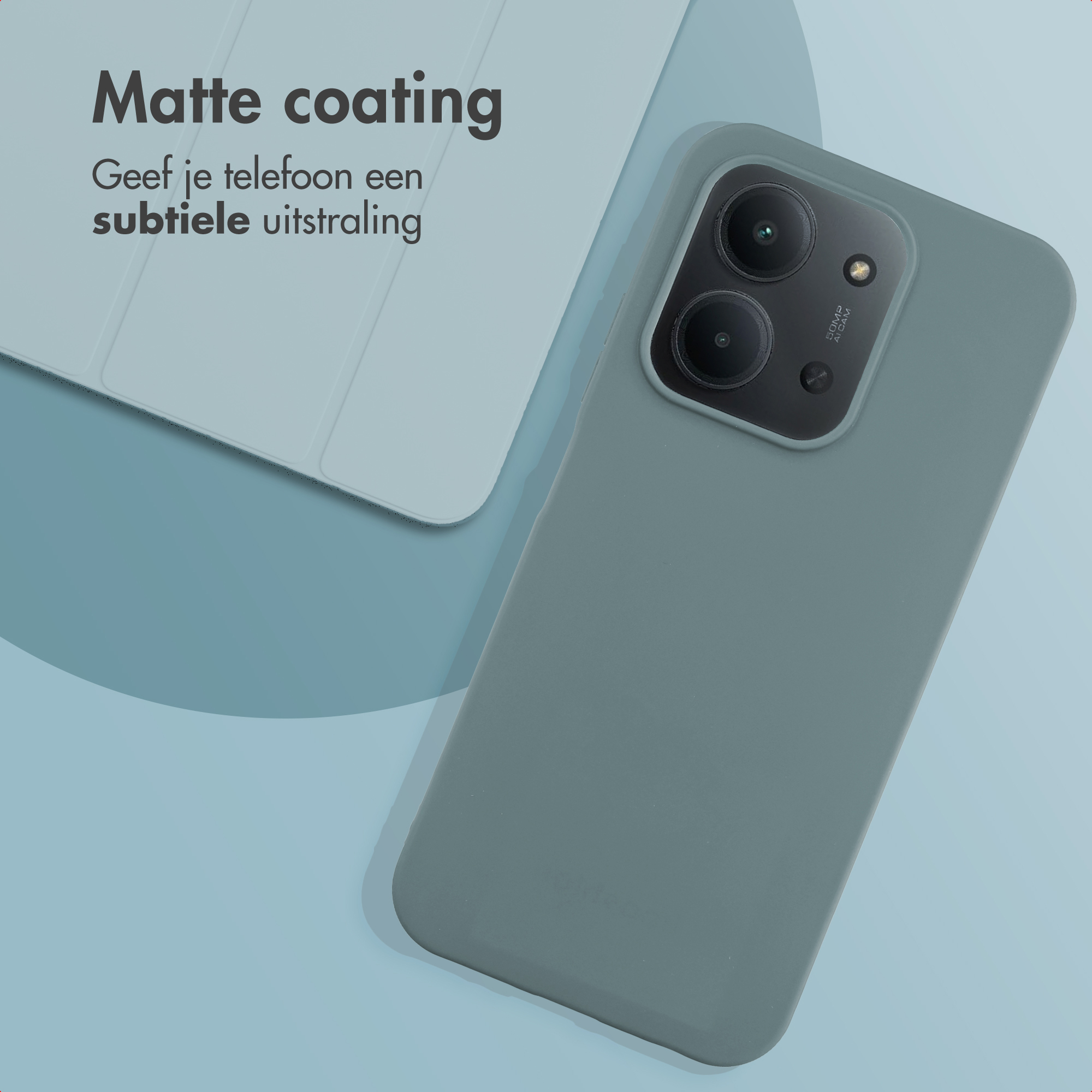 Grijsgroene telefoonhoes met camera. Tekst: Matte coating. Achtergrond lichtblauw.