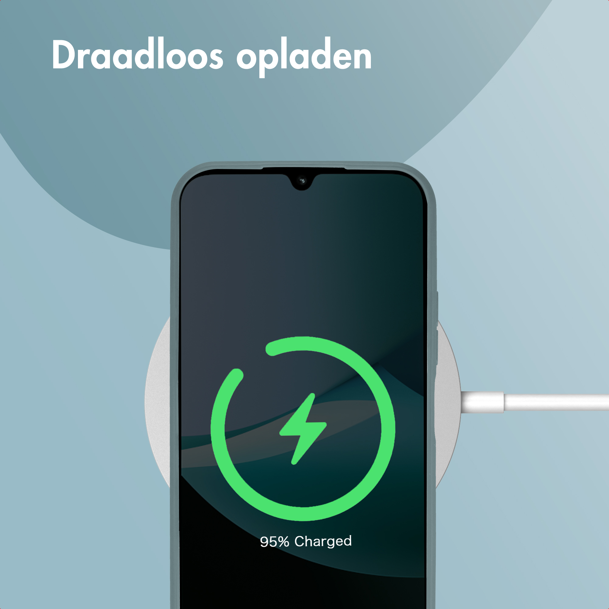 Telefoon draadloos opladen, 95% opgeladen. Groen bliksempictogram op scherm. Witte oplaadkabel.