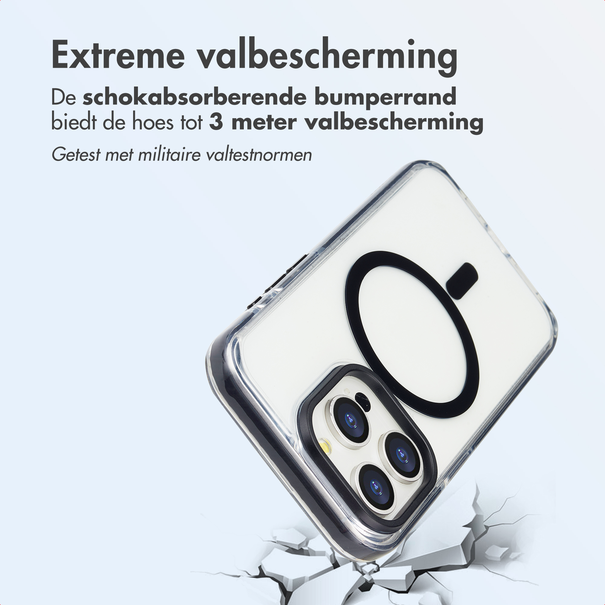 Une coque de téléphone est montrée, avec un dos transparent et une bordure noire. La coque est inclinée, avec du texte en arrière-plan.