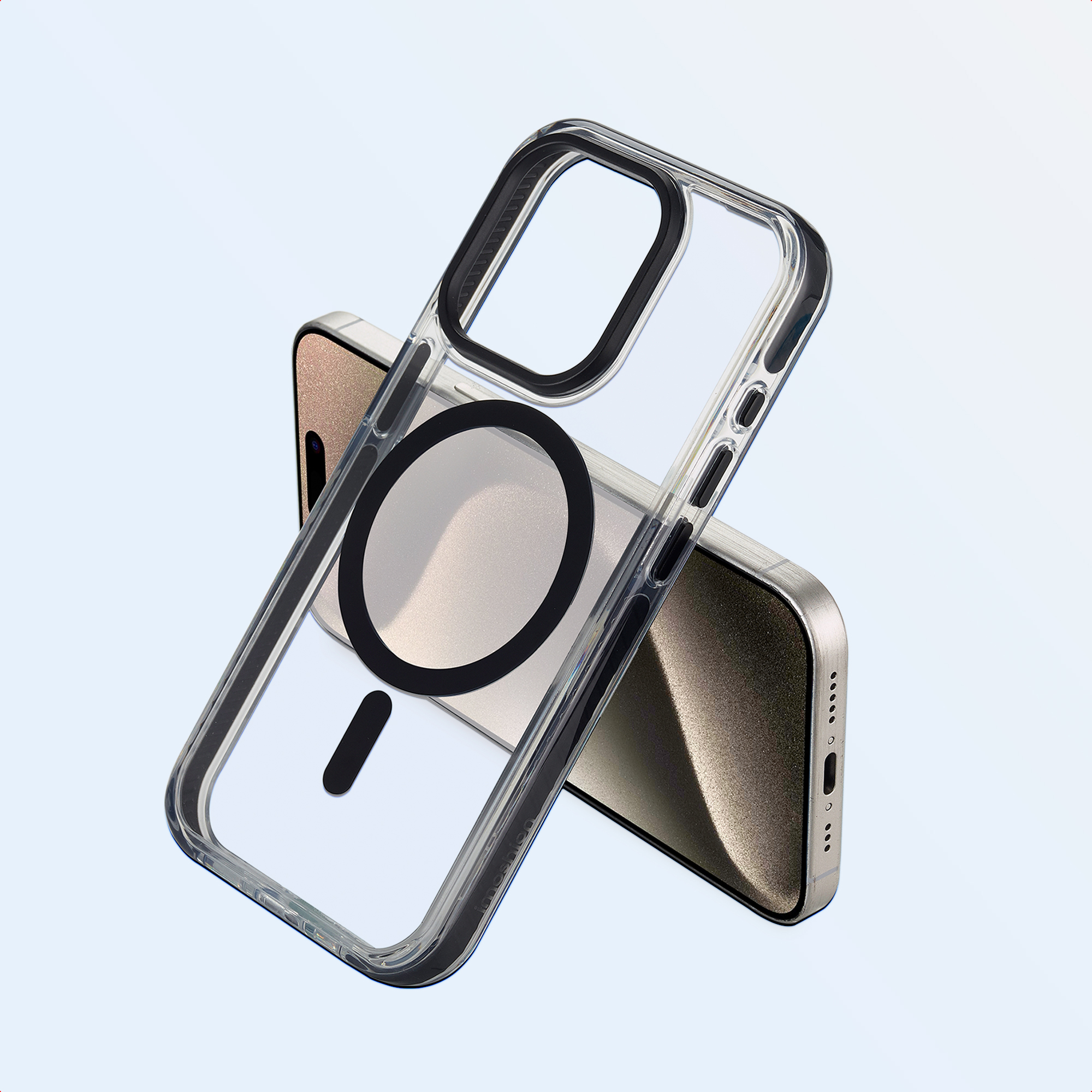 Coque de téléphone transparente sur un téléphone doré. L'étui a un anneau noir et une barre noire. Le fond est bleu clair.