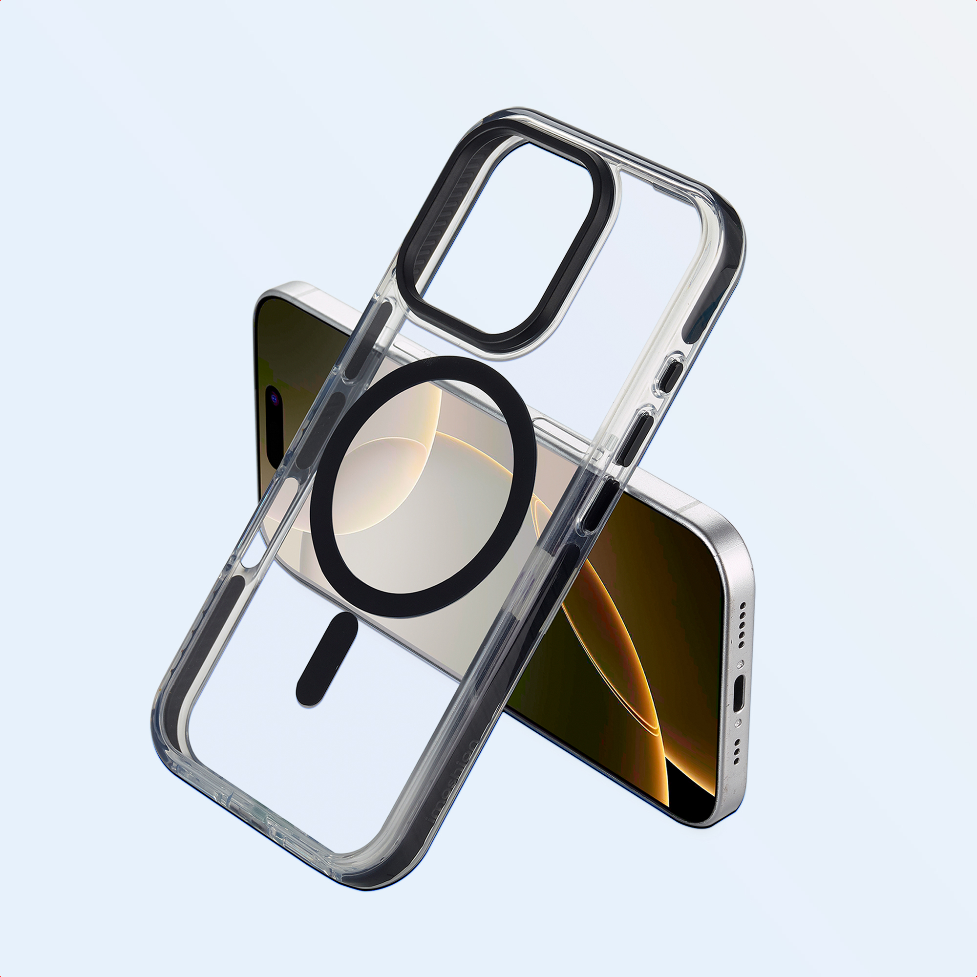 Coque de téléphone transparente sur un téléphone doré. L'étui a des accents noirs et un anneau magnétique. Le fond est bleu clair.