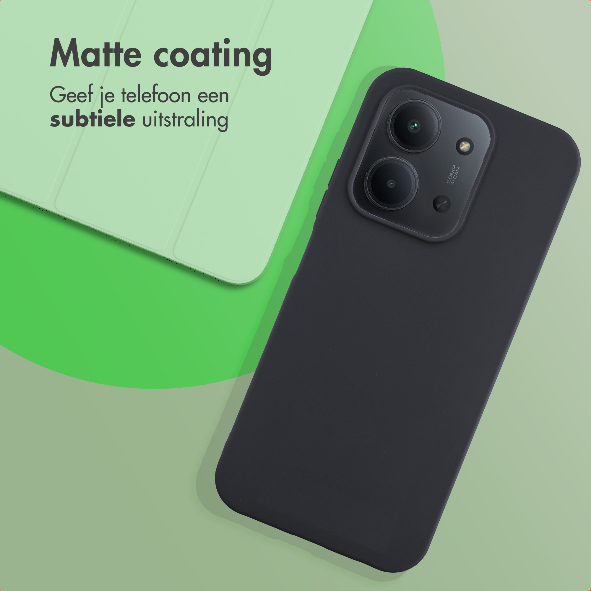 Een zwarte telefoonhoes met cameramodule op een groen oppervlak. Tekst: 'Matte coating'.