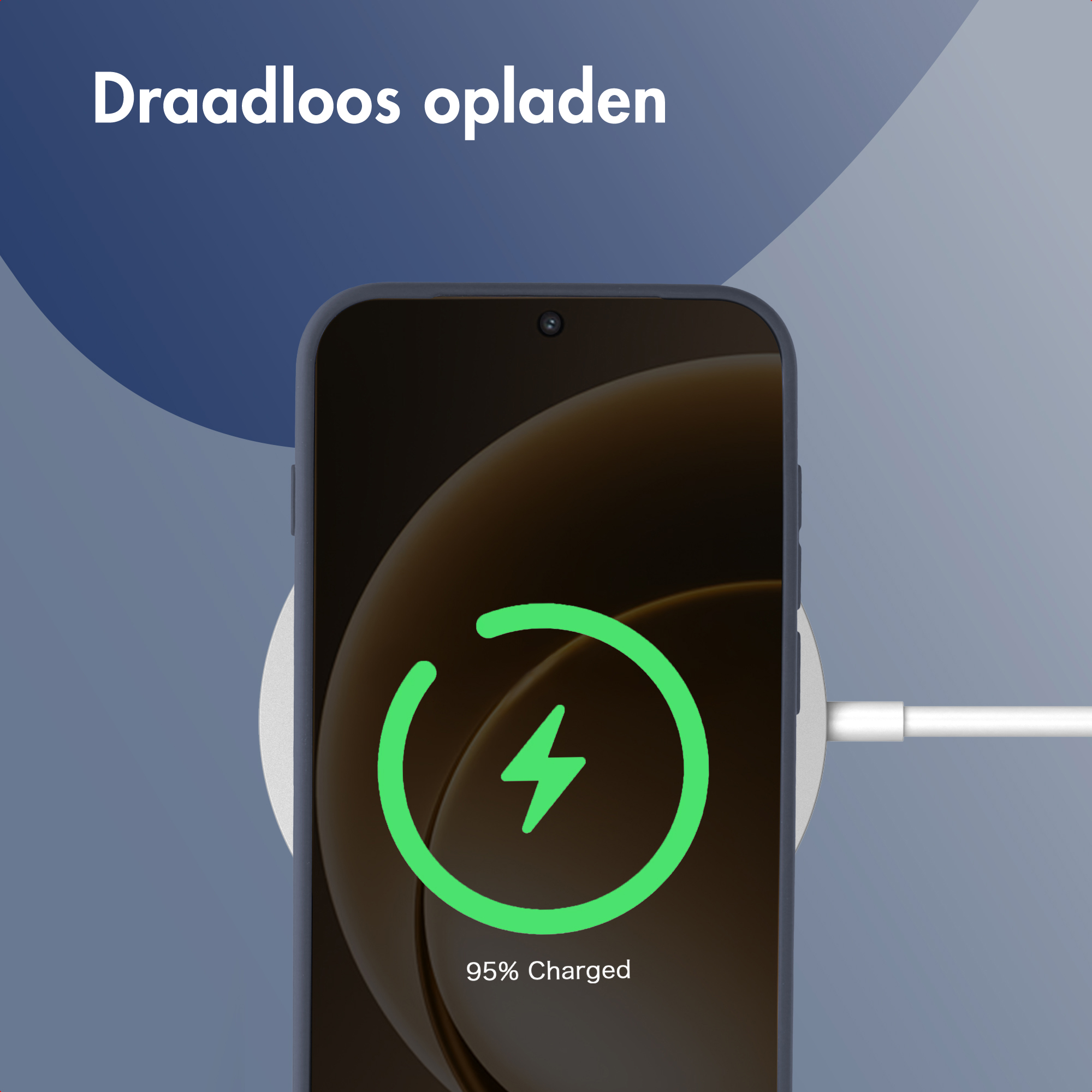 Téléphone en charge sans fil, 95% chargé. Éclair vert. Câble blanc connecté.