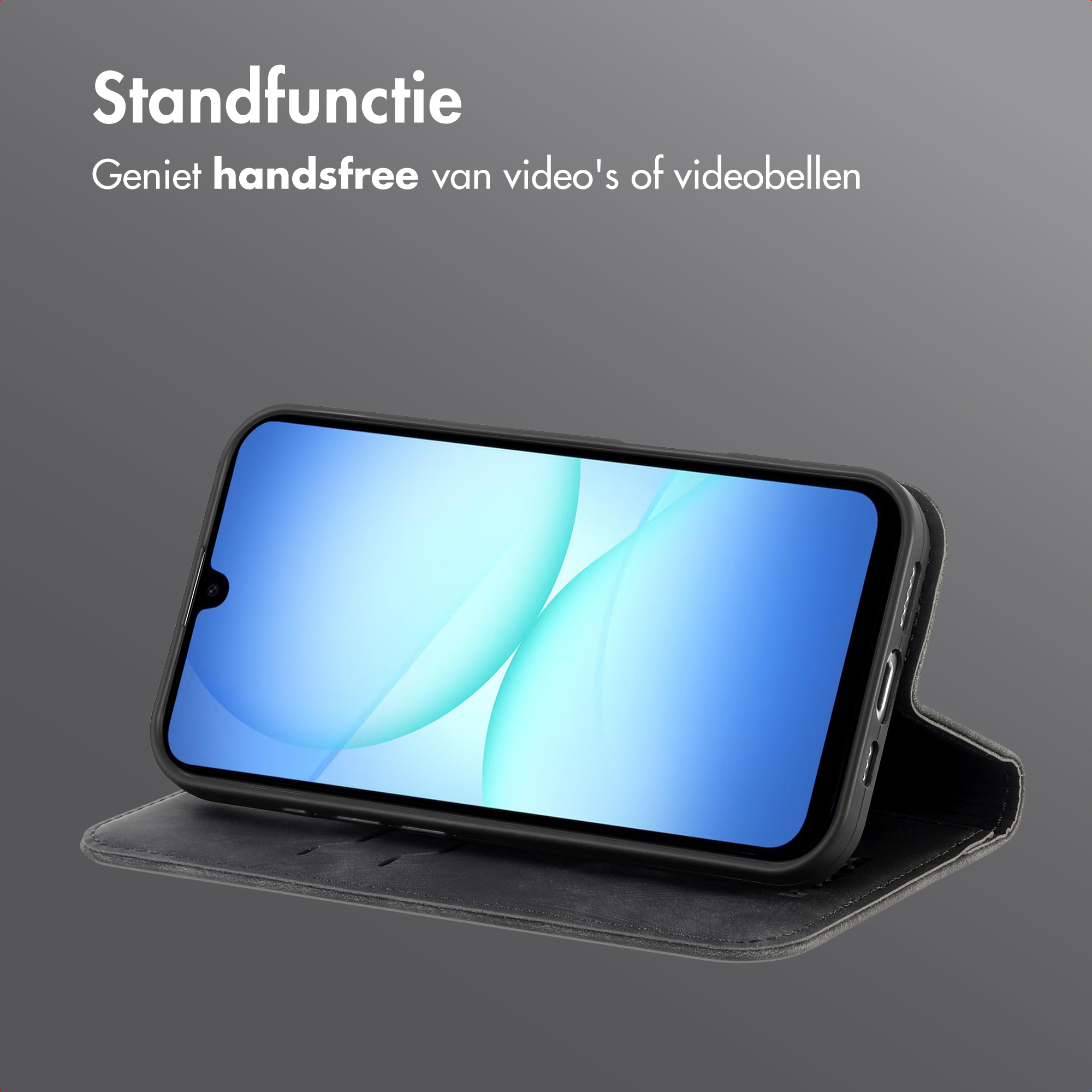Un telefono in una custodia nera è mostrato aperto, mostrando uno schermo blu. La custodia è su uno sfondo grigio.