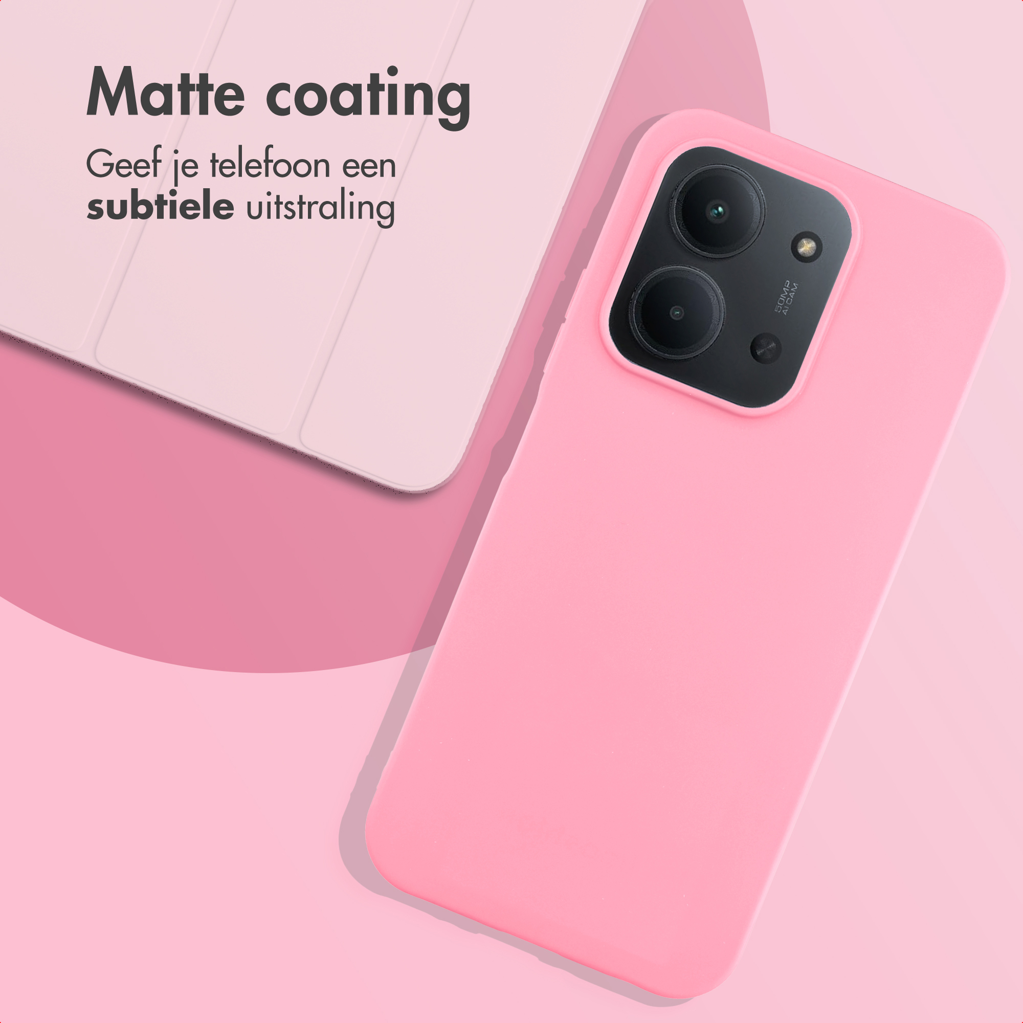 Roze telefoonhoesje met matte coating. Een telefoon met twee cameralenzen is zichtbaar. Een wit object op de achtergrond.