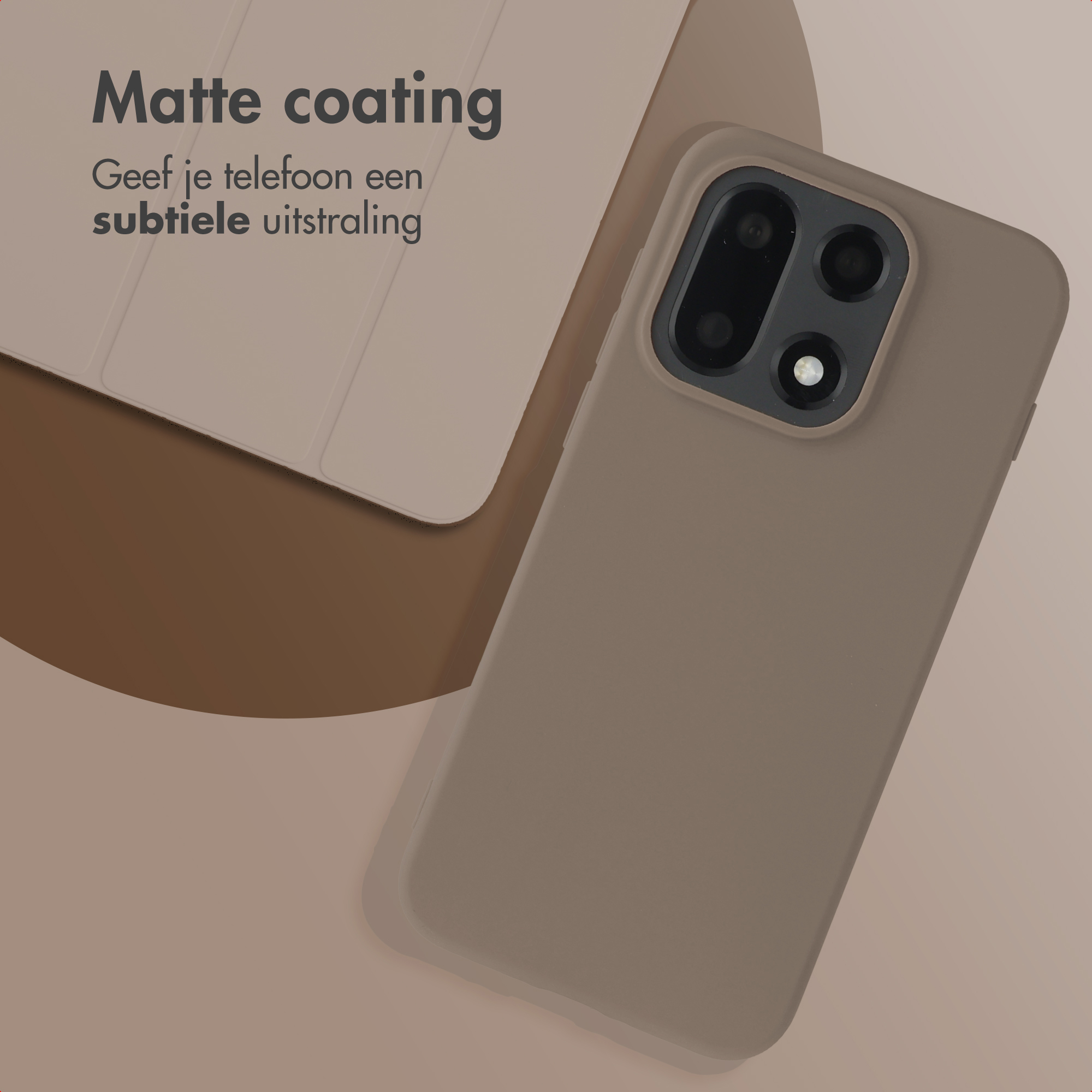 Een bruine telefoonhoes met camera-uitsparing wordt weergegeven op een beige oppervlak.