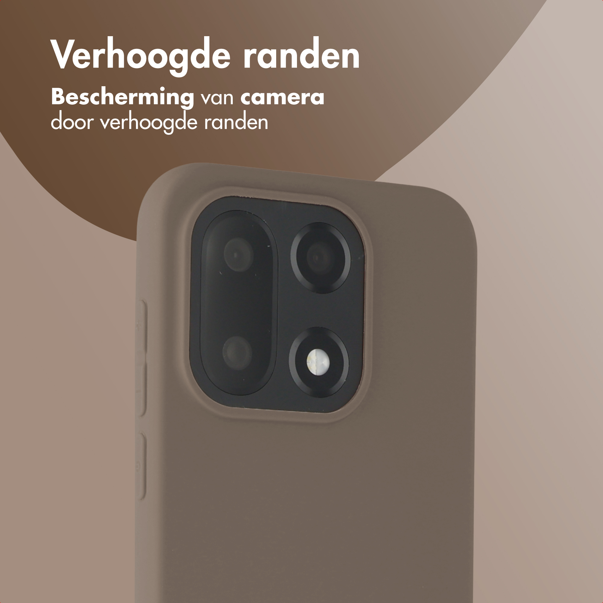 Een close-up van een telefoonhoesje met camera-uitsparingen. De hoes is bruin en de achtergrond is een verloop van bruin en beige.