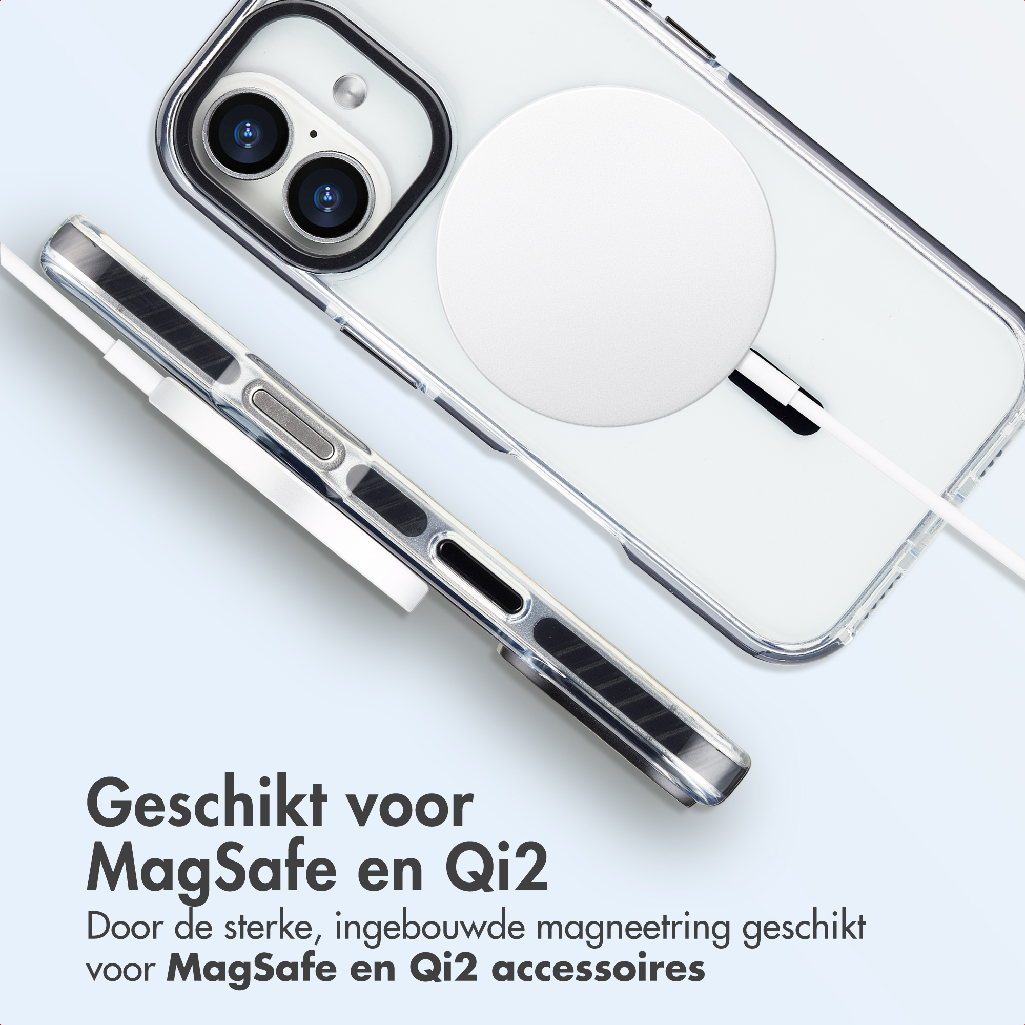Un telefono in una custodia trasparente con un caricatore MagSafe bianco collegato. Il testo in basso promuove la compatibilità MagSafe e Qi2.