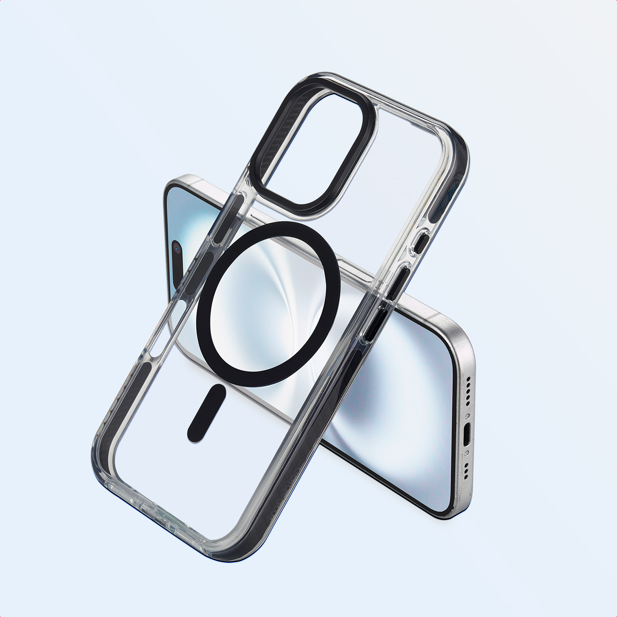 Una custodia trasparente per telefono con un anello nero e un telefono sono esposti su sfondo azzurro.