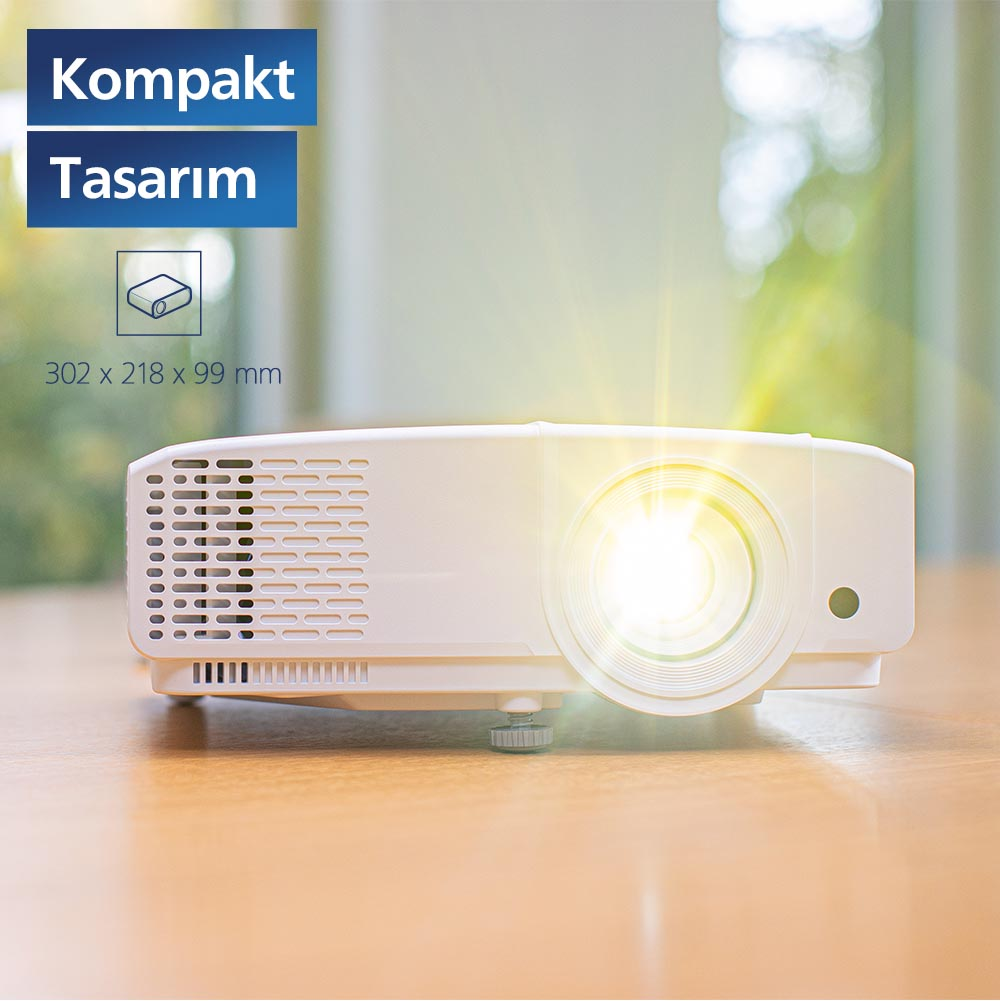 Ahşap bir masa üzerinde beyaz bir projektör. Merceğinden parlak ışık yayılıyor. Metin: Kompakt Tasarım. Boyutlar görüntüleniyor.