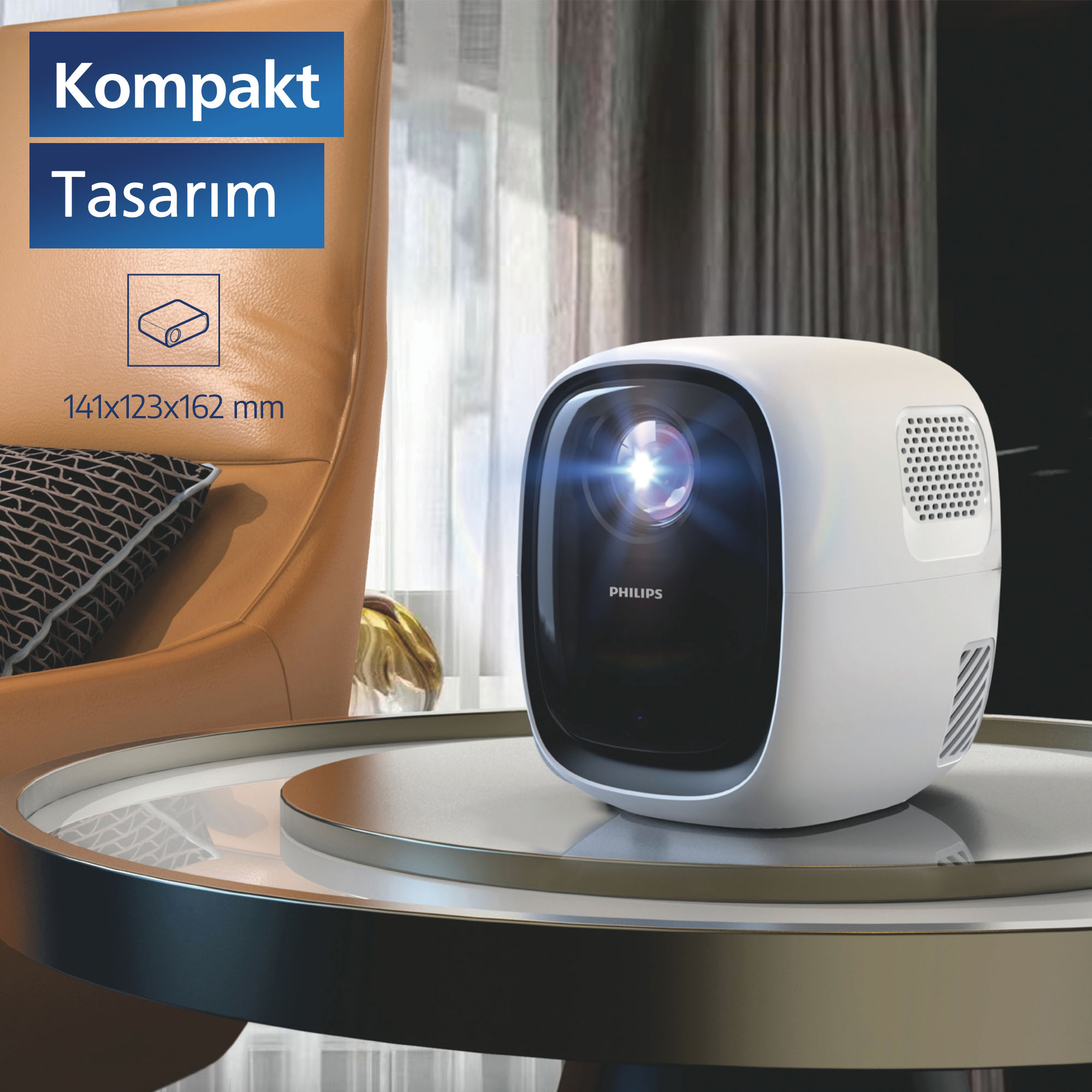 Beyaz Philips projektör masada. Arka planda kahverengi sandalye. Solda mavi metin kutusu, ürün bilgisiyle.