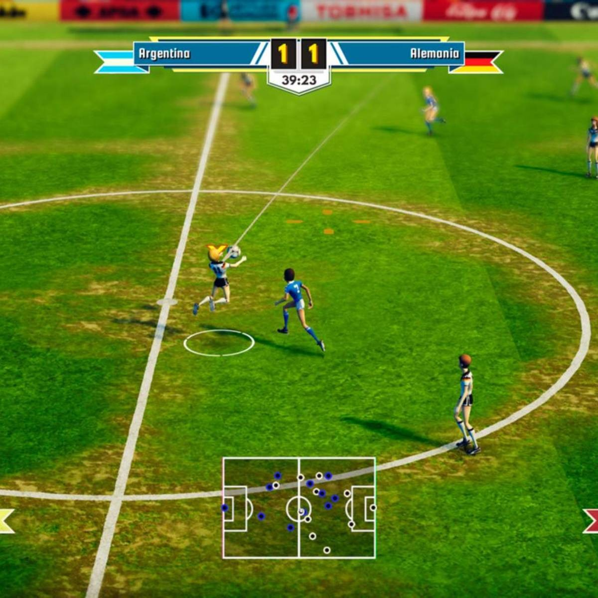 Ein Fußballspiel im Gange. Anzeigetafel zeigt Argentinien 1:1 Deutschland. Spieler in Blau und Weiß auf grünem Feld, weiße Linien markieren das Feld.