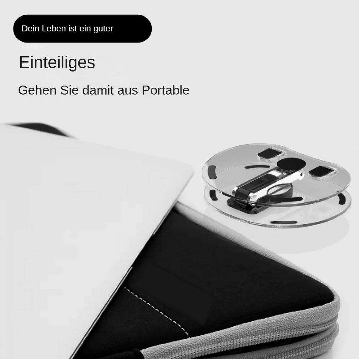 Eine Laptoptasche mit einem durchsichtigen Ständer liegt auf weißem Untergrund. Deutscher Text: 'Dein Leben ist gut'.