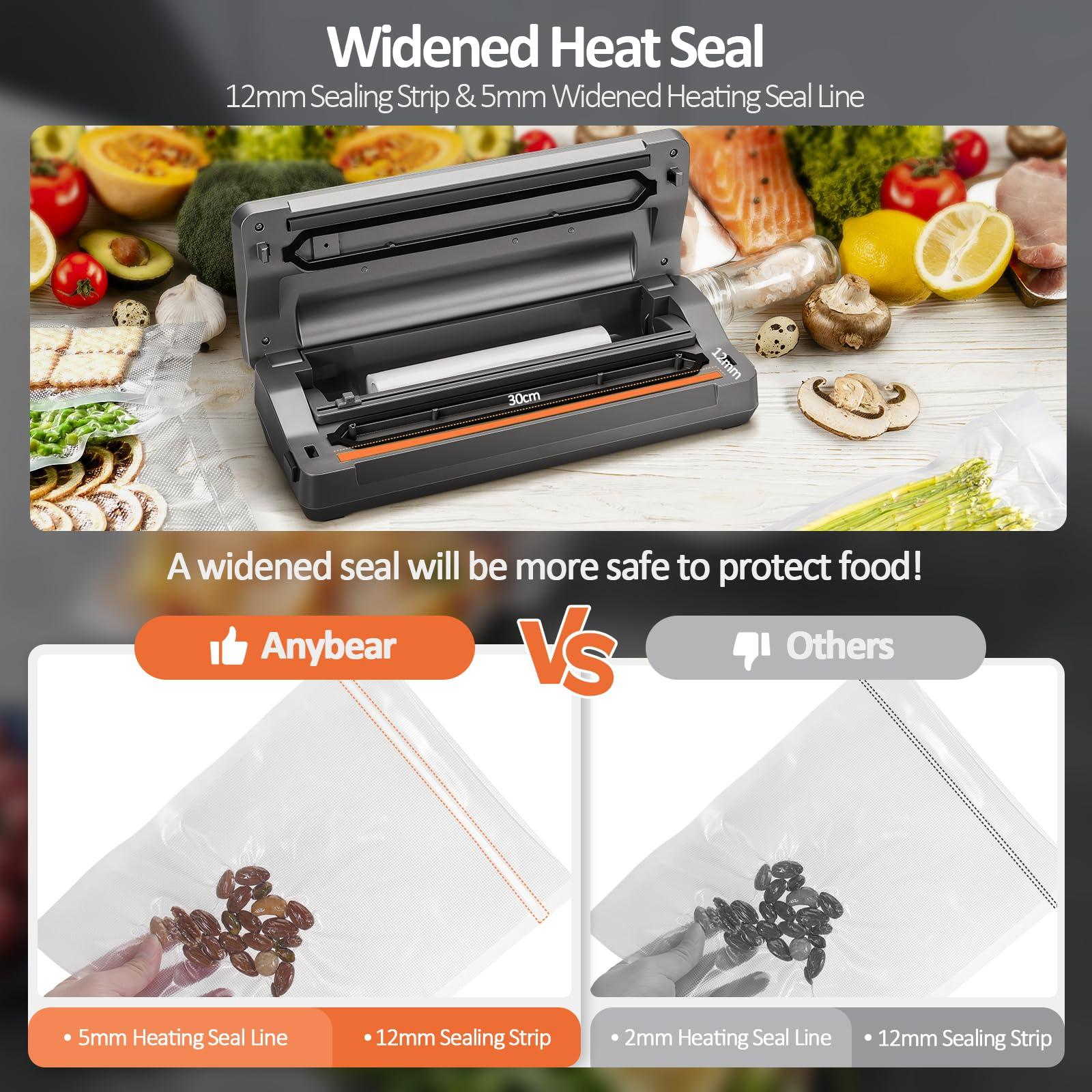 Das Bild zeigt einen Vakuumierer mit Lebensmittelproben und einen Vergleich von Siegelstreifen. Text hebt 'Widened Heat Seal' hervor.