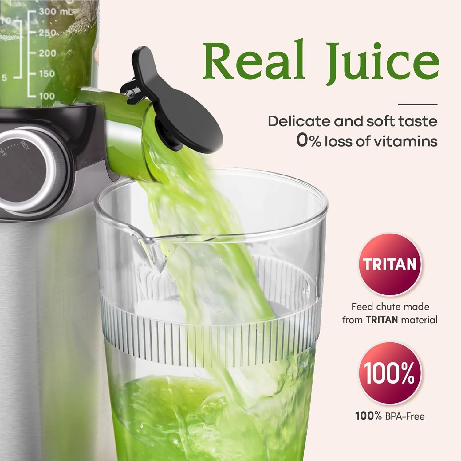 Ein Entsafter gießt grünen Saft in ein Glas. Text: Echter Saft, Zarter Geschmack, 0 % Vitaminverlust. Außerdem TRITAN und 100 % BPA-frei.