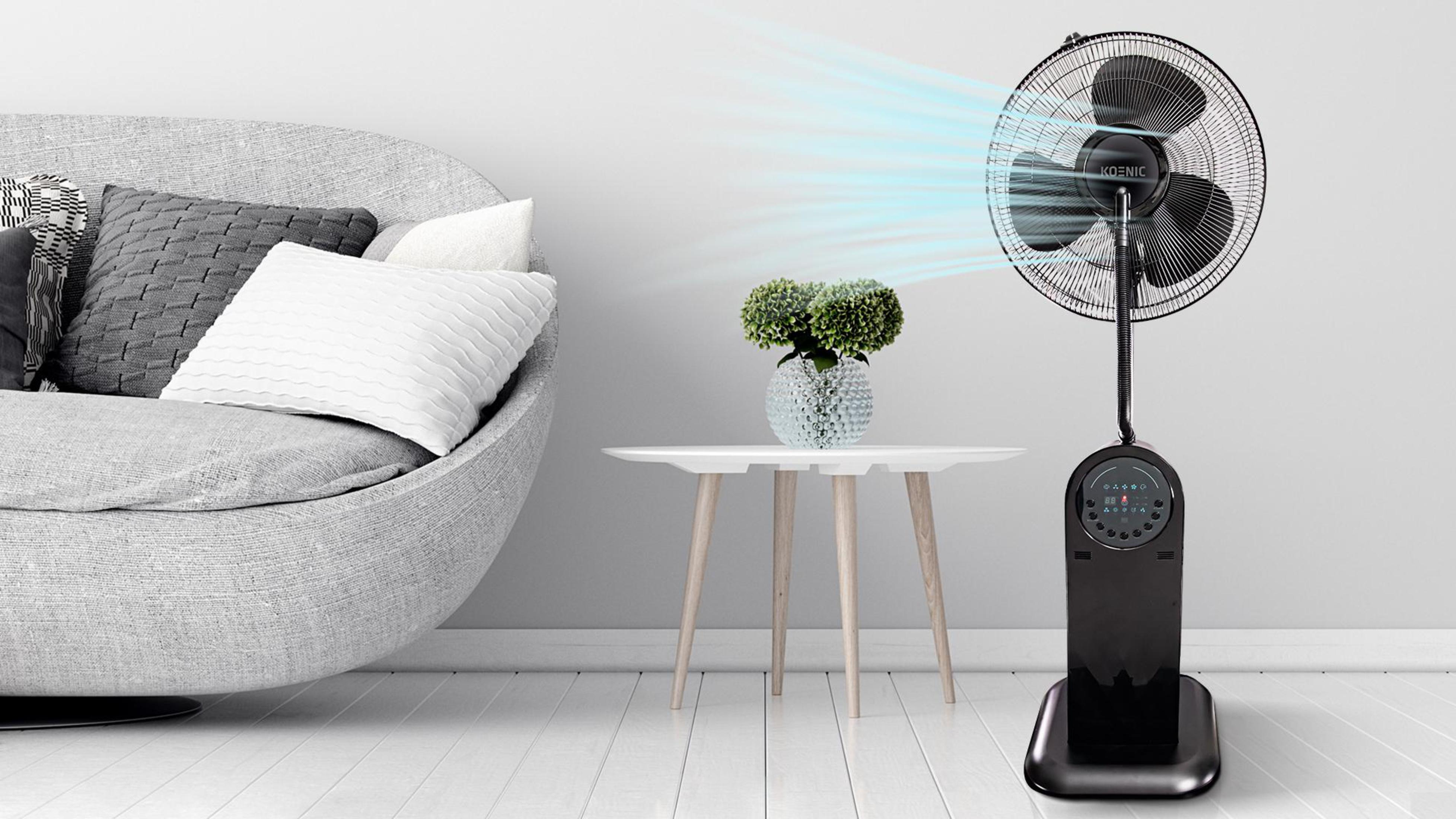 Ein modernes Wohnzimmer mit einem Ventilator, einem Sofa mit Kissen und einem kleinen Tisch mit einer Pflanze.